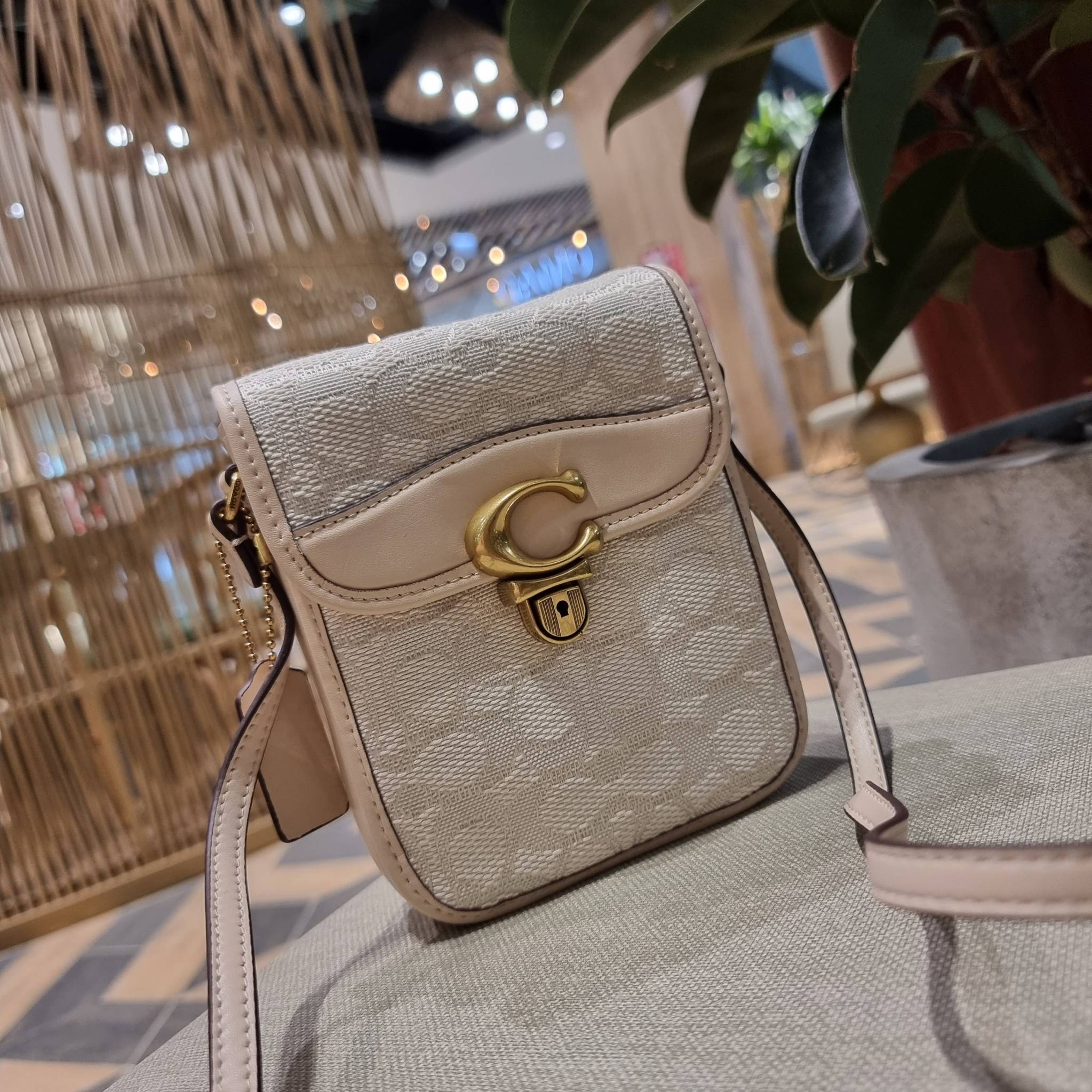 COACH CA191 TALL STUDIO CROSSBODY IN SIGNATURE JACQUARD กระเป๋าสะพายข้างไซส์มินิ ดีไซน์ลูกคุณหนู น่ารักที่สุด!! น่าใช้ไม่อยากวาง!! ดีไซน์รูปทรงกำลังสวย ใช้งานสะดวกด้วยตัวกดเลื่อนล็อค วัสดุผ้า jacquard สลับหนังแท้ มาพร้อมสายสะพายข้างในตัว ใส่ของสำคัญแบบพกพ