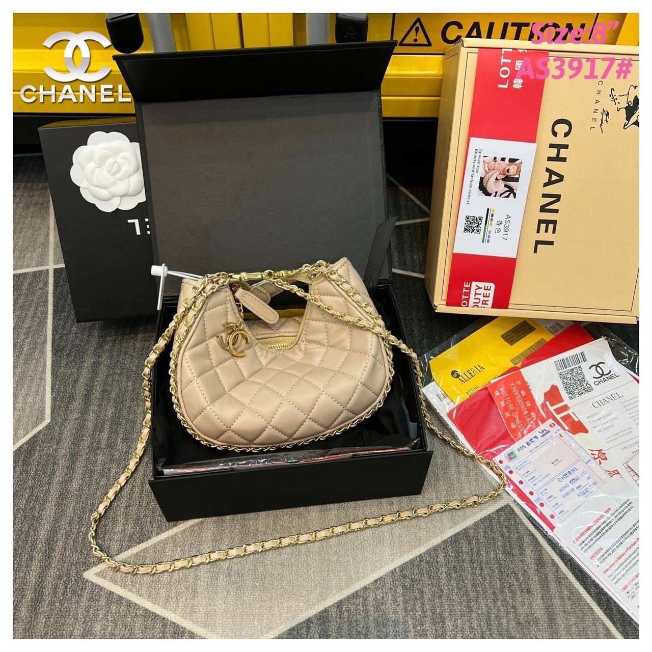 Chanel Pouch Hot item 2023 กระเป๋าสะพายกึ่งพอช ใบเล็กน่ารักน่าใช้ ถือไปไหนก็อัพลุคปัง วัสดุหนังแกะ สัมผัสนิ่มมือ หูจับในตัว ปรับได้อีกเล็กน้อย มาพร้อมสายสะพายโซ่ ความยาวกำลังดี