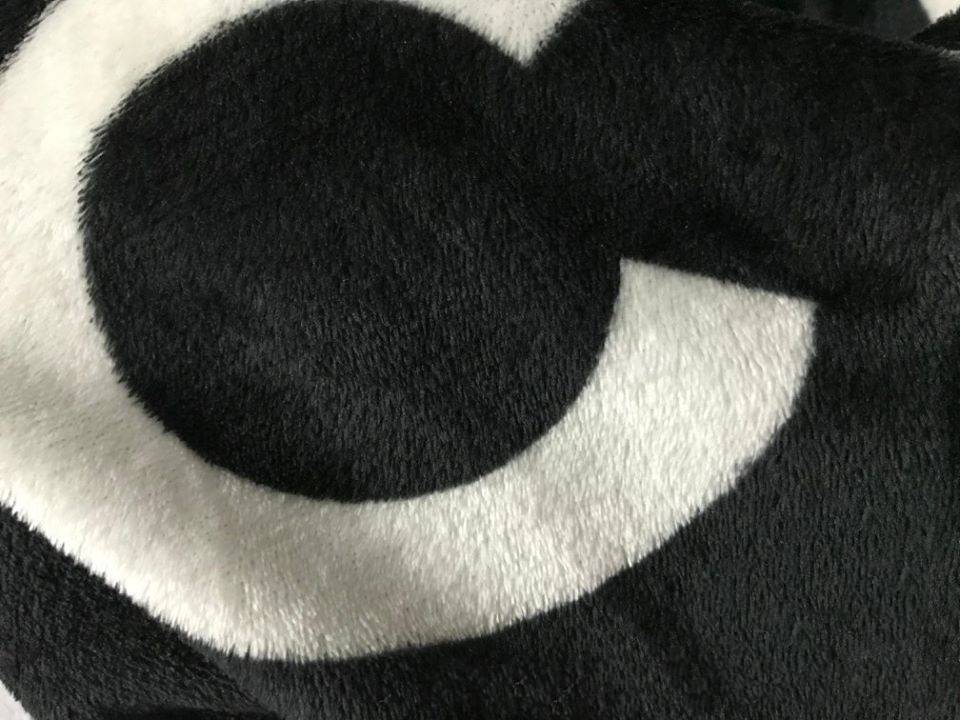 Chanel Blanket Gift ผ้าห่ม Chanel ขนาดกำลังดี พกพาสะดวก VIP. gift จาก chabel เนื้อผ้าสำลีหนานุ่ม ทูโทนขาวดำ คลาสสิก signature แบรนด์ ทรงสี่เหลี่ยมผืนผ้า จะใช้เป็นผ้าห่ม, ผ้าคลุม หรือจะมอบเป็นของขวัญก็เหมาะ สวยหรูดูแพงค่ะ