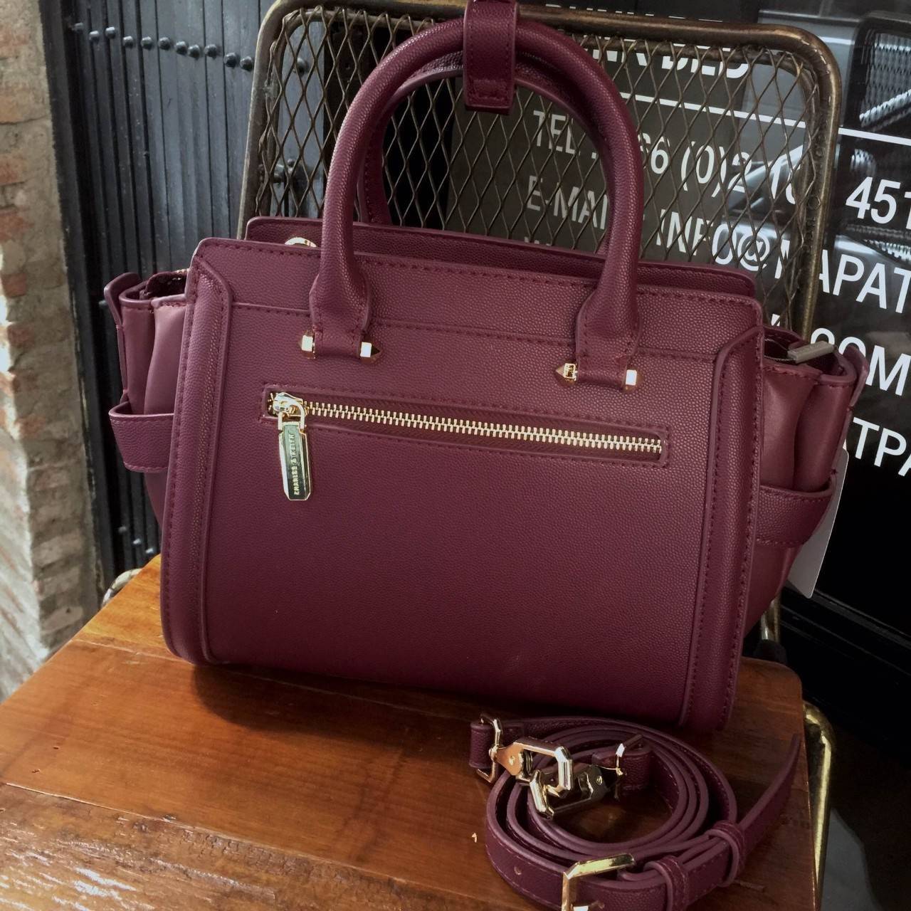 Charles&keith Structured Trapeze Detail Bag สำหรับคอลเลคชั่นใหม่ 2018 เพิ่มสีสวยๆโดนใจให้คุณได้เลือก ตัวกระเป๋าวัสดุหนัง PU อยู่ทรงน่าใช้ ภายในช่องใหญ่จุของได้เยอะม๊วกกก ช่องซิปเล็กด้านใน และช่องเก็บของจุกจิก เปิด-ปิดด้วยซิปรูดลื่นใช้งานคล่องตัว สายสะพายถ