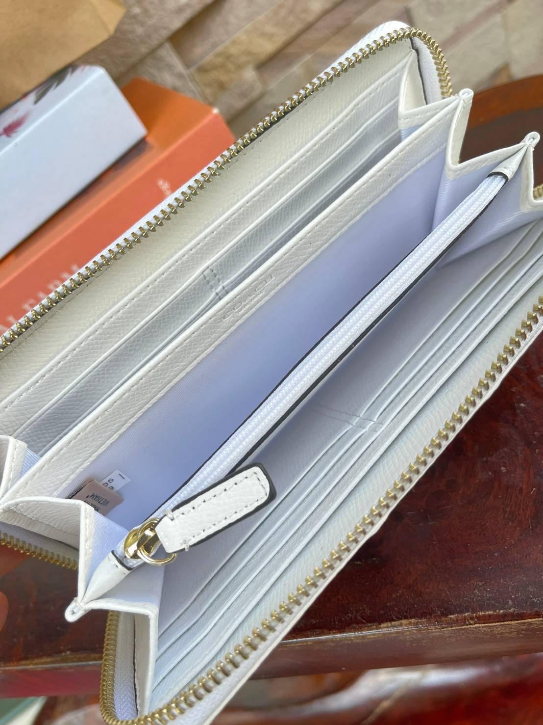 COACH F54630 ACCORDION ZIP WALLET IN SIGNATURE เป็นกระเป๋าสตางค์ที่เหมาะกับการใช้งาน นอกจากเพิ่มความมั่นใจแล้ว ยังทำให้ชีวิตของเราง่ายขึ้นอีกด้วย โดยการเปิดปิดแบบซิปรอบ สามารถใส่ธนบัตร เหรียญ บัตรต่างๆได้หลายใบเลยทีเดียว ขนาดของกระเป๋าสามารถถือแทนกระเป๋าค