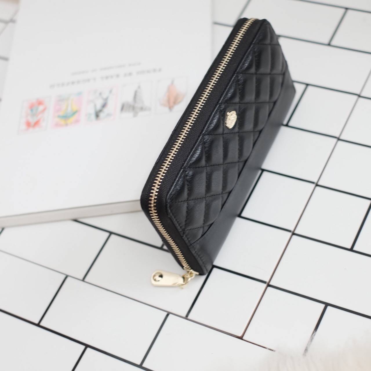 กระเป๋าสตางค์ Size ยาว ซิปรอบ สวยรับเงินมากใบนี้ คอนเฟิร์ม 💵💵 ใครกำลังหากระเป๋า size ห้ามพลาดนะคะ หนังสวยจริงๆ หนังวัวแท้ ตีตาราง นิ่ม ฟู ใช้หนังเกรดดีที่สุด สวยมาก KEEP • Super Rich ( Long )• กระเป๋า สตางค์ขนาดยาว ซิปรอบ ภายใน จุของคุ้ม ใ