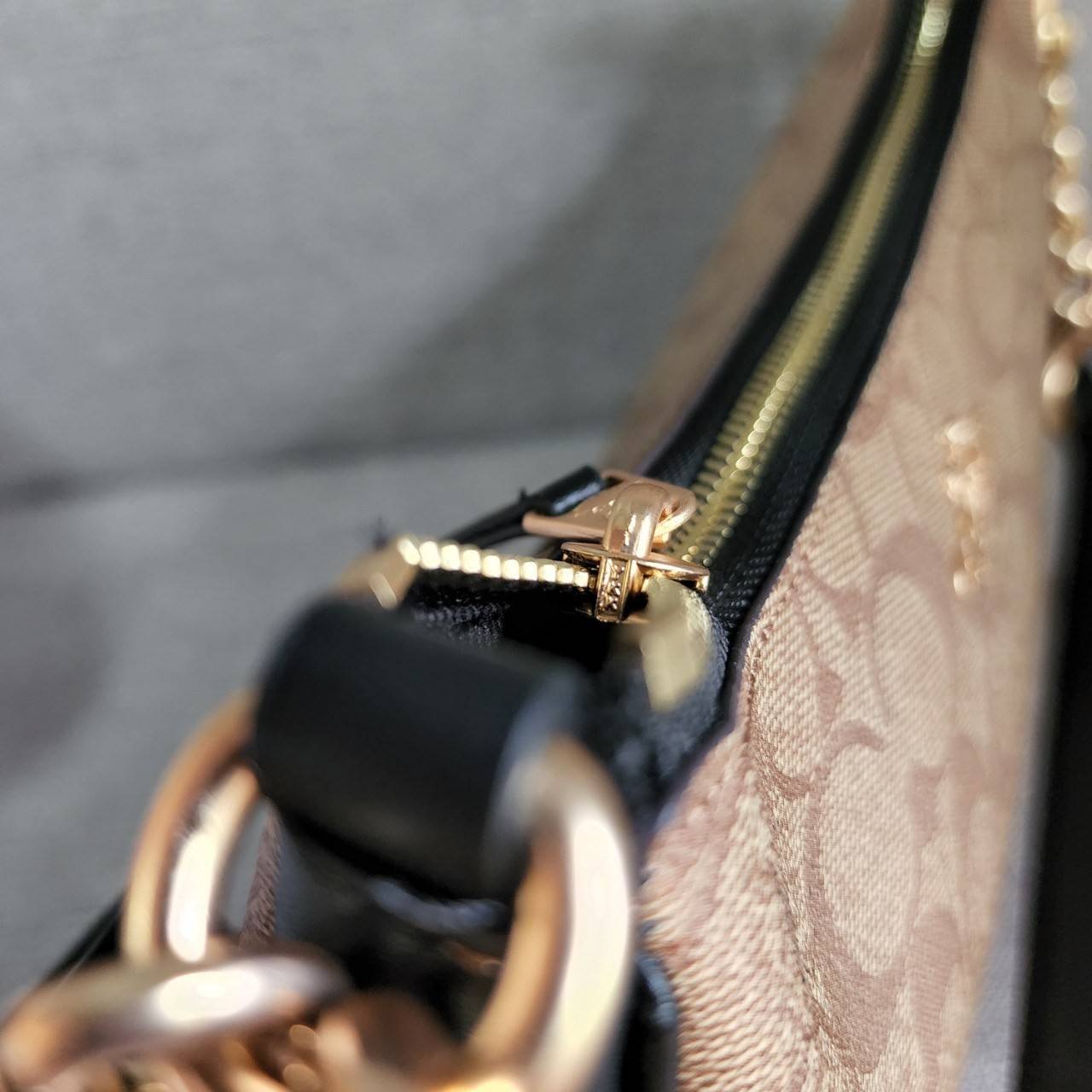 พร้อมส่งครบสี สวยทุกสีเลยค่า😘 ((CA173//CA209//CA548)) COACH TERI SHOULDER BAG 🔹กระเป๋าทรงพอช ในรูปแบบหนังแท้ หนังนิ่มสวยมากค่ะ