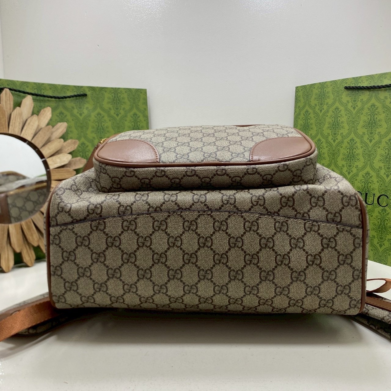 ORI หนังแท้ | Brown Gucci GG Emblem medium backpack กระเป๋าสะพายหลัง กระเป๋าเป้ ดีไซน์เรียบง่าย รูปทรงใช้งานง่าน ภายในโล่งกว้าง จุของได้เยอะ