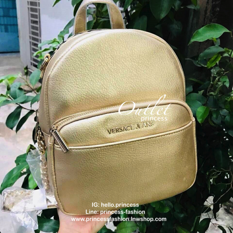 VERSACE JEANS BACKPACK BAG (VJ) กระเป๋าสะพายเป้จากแบรนด์ดัง วัสดุ PU คุณภาพดี นิ่ม ด้านหน้าประดับด้วยโลโก้แบรนด์สวยหรู เปิดปิดกระเป๋าด้วยซิปสะดวกใช้ ด้านในโล่งกว้างมีช่องซิปและช่องเล็กสำหรับใส่ของแยกเป็นสัดส่วน ด้านหน้ามีช่องซิปและช่องใส่มือถืออีกหนึ่งช่อ