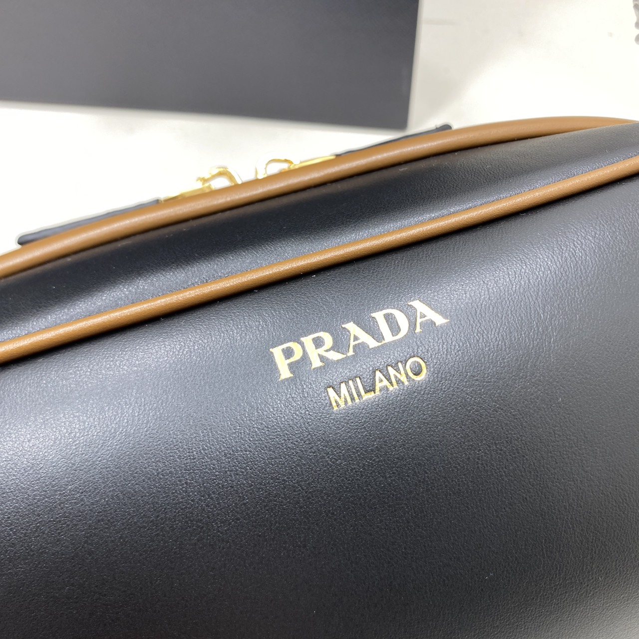 TOP ORI หนังแท้ | Prada Swing smooth leather shoulder bag / Prada Hobo Bag กระเป๋าสะพายสไตน์สปอร์ตเรียบหรูดีไซน์ใหม่เรียบง่าย หนังแท้เรียบสวยสัมผัสนุ่มละมุน โทนสีทูโทนแต่งแต้มสีสันให้โดดเด่น