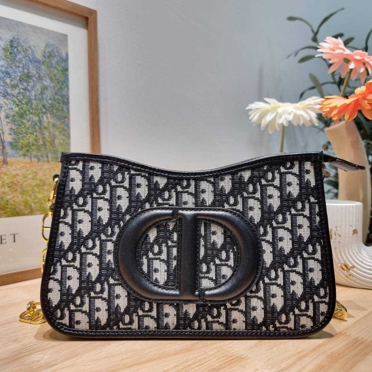 CD SIGNATURE HOBO MINI BAG กระเป๋าสะพายซิกเนเจอร์ โดดเด่นด้วยโลโก้เอกลักษณ์