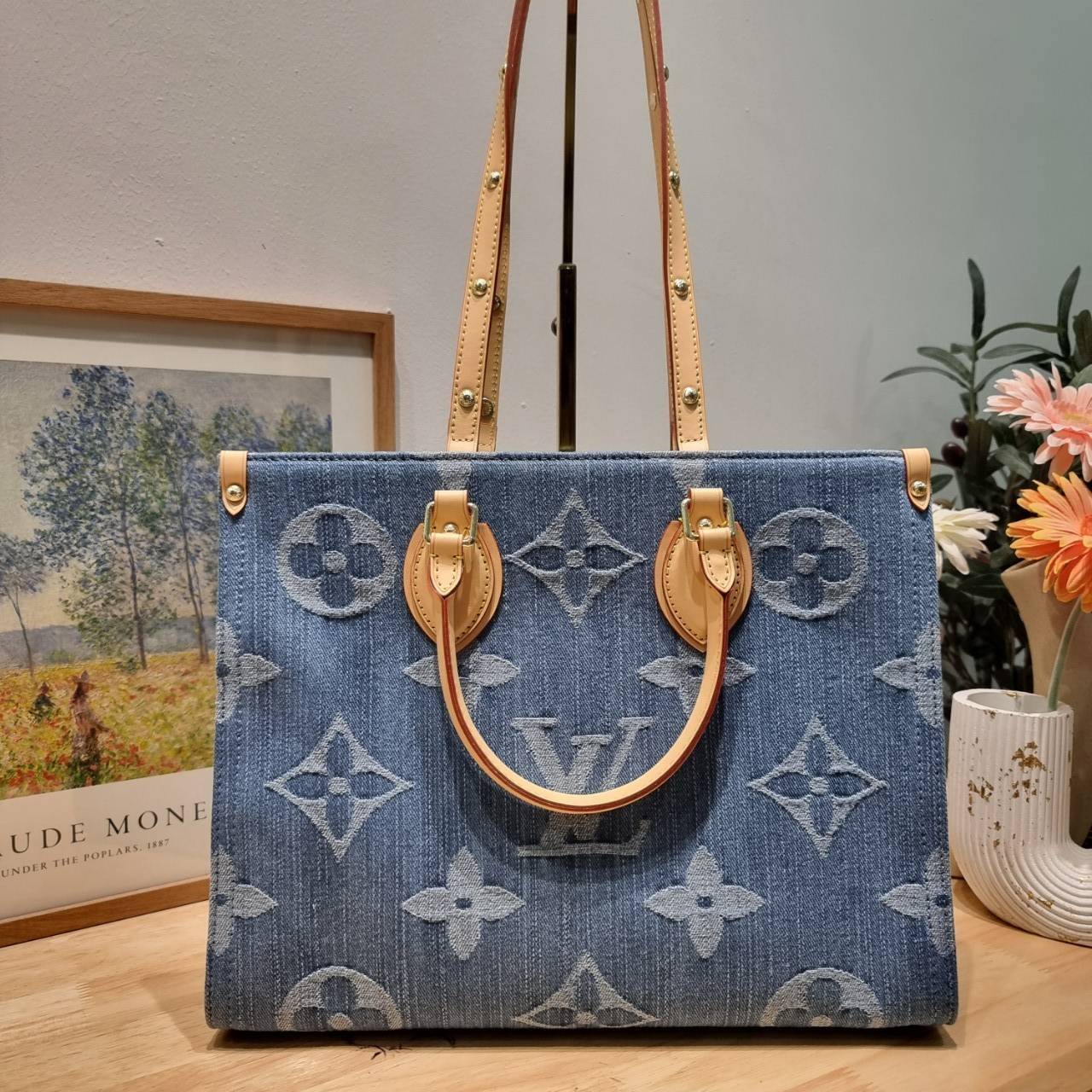 LV OnTheGo MM monogram denim tote bag ดีไซน์ใหม่รับซัทเมอร์! ห้ามพลาด! กับกระเป๋าทรงโท้ทสไตล์เดนิม ที่ใครเห็นต้องเป็นคลั่งรัก ผู้ดี หรูหราได้ทุกลุค ทุกสไตล์ มาพร้อมหูจับในตัวที่มีดีเทลหมุดตลอดเส้น หรือจะเกี่ยวสายครอสสะพายก็อัพลุคได้เลย