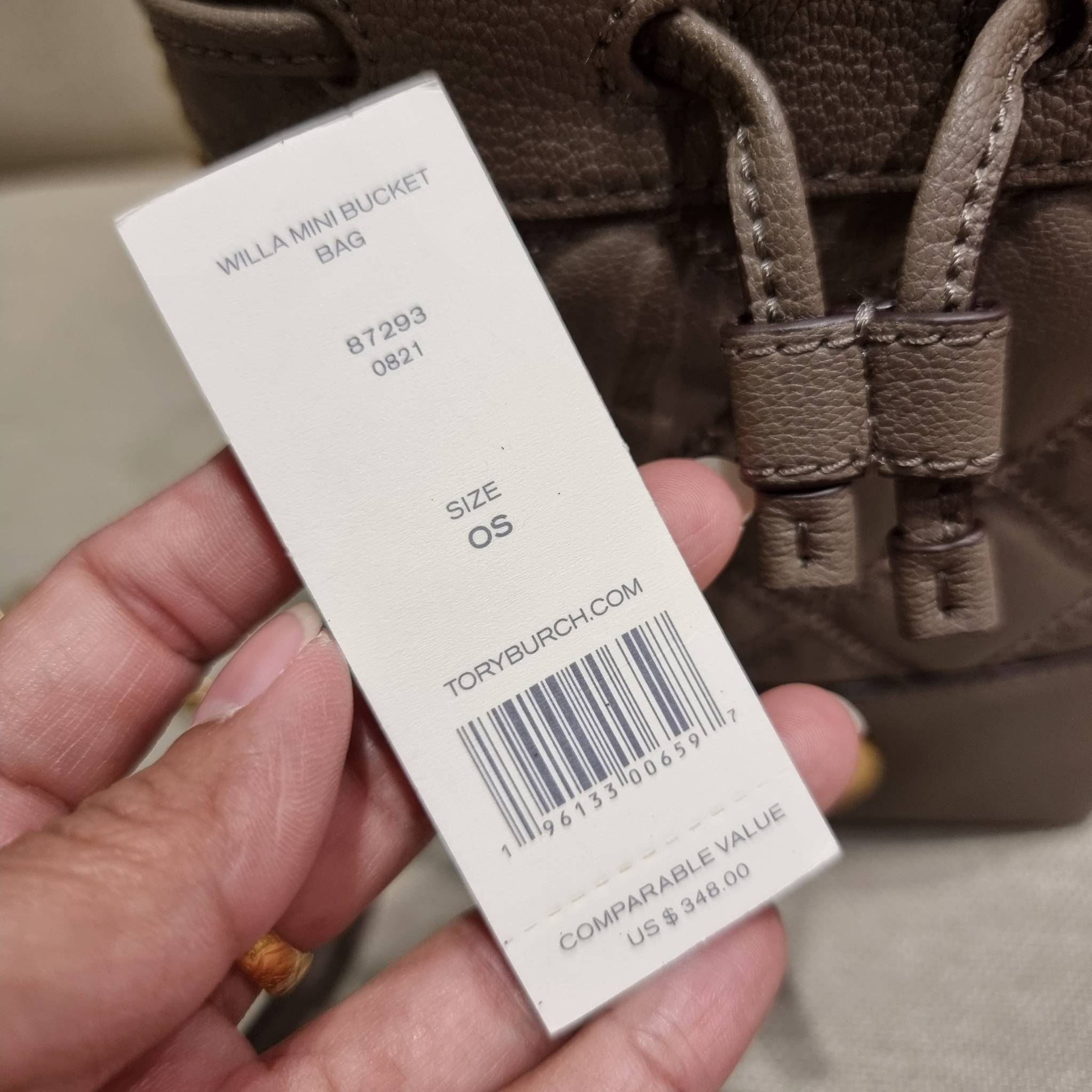 TORY BURCH WILLA MINI BUCKET BAG NEW ARRIVAL สุดปัง กระเป๋าสะพายทรงบัคเก็ต สวยผู้ดี โดดเด่นด้วยโลโก้สีทองดูหรู อัพลุคผู้ดี๊ผู้ดี วัสดุหนังแท้ ดีไซน์บุนวม เส้นคมดีเทลหรู เปิด-ปิดหนังรูดปากกระเป๋า มีหูหิ้วในตัว คล้องแขนเก๋ๆ ภายในเป็นช่องโล่ง มีช่องย่อย ใส่ข