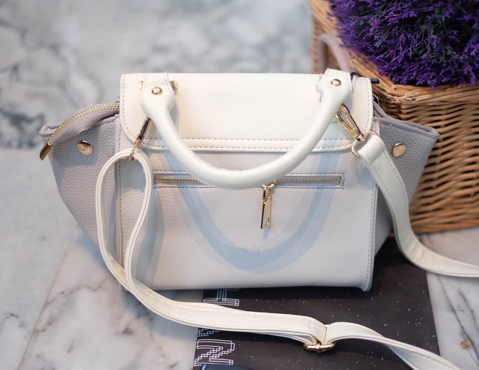 Best Seller !! ทรงที่ขายดีที่สุด #2in1 กระเป๋า KEEP mini office handbag ทรงสวย ทันสมัย -ปรับใช้ได้ถึงสองทรงคะ เก็บด้านข้างกระเป๋าได้ -ใช้หนังแกะสังเคราะห์ เนื้อดีมาก -ขนาดกะทัดรัด น้ำหนักเบา -ภายใน 2 ช่องซิป และช่องเก็บมือถือ แยกเก็บ-ของเป็นระเบียบมากๆคะ