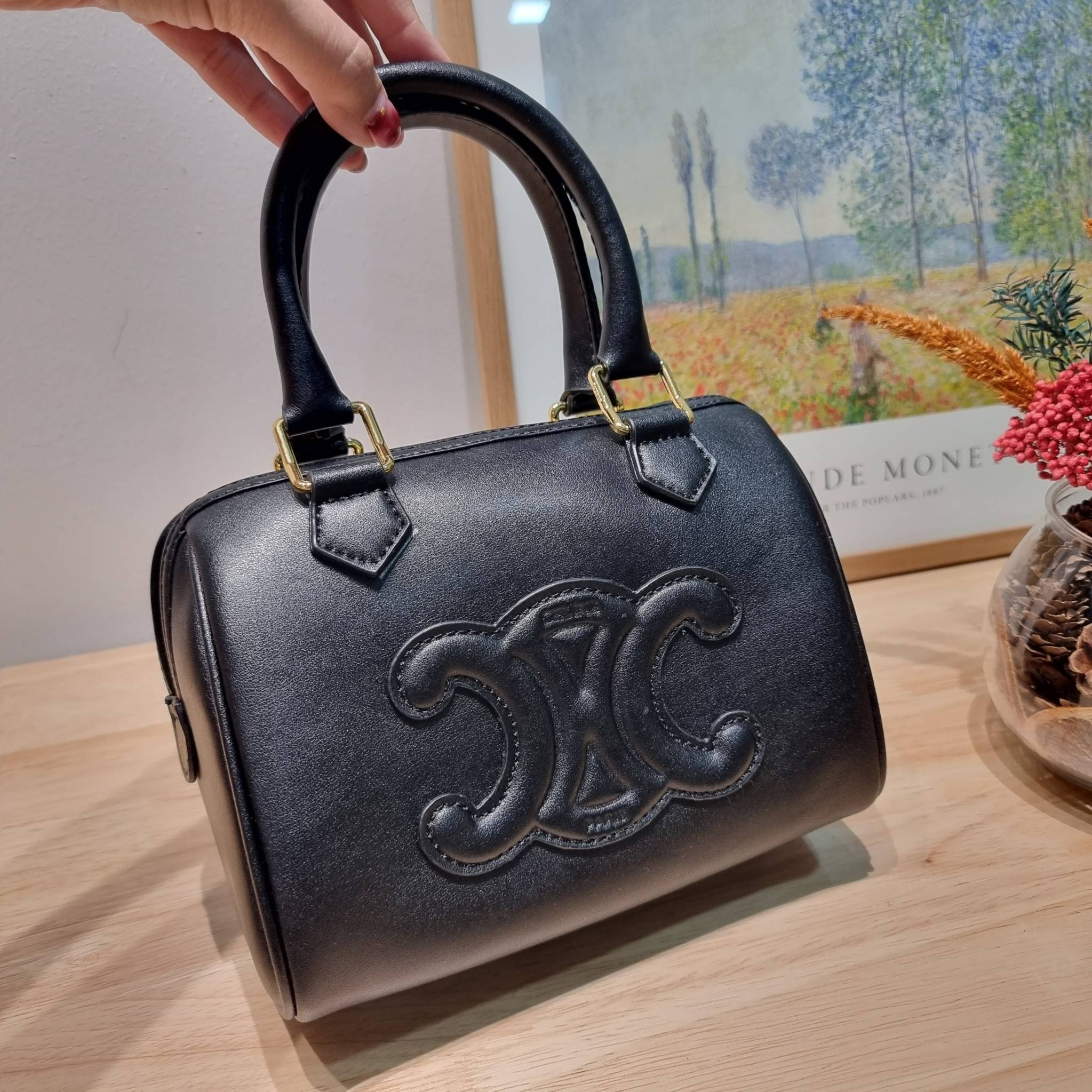 CELINE SMALL BOSTON CUIR TRIOMPHE IN SMOOTH LEATHER ฮิตมากกับสุดยอดความคลาสสิค ในรูปทรงสวย กับกระเป๋าสะพายทรงหมอน กะทัดรัด ขนาดกำลังดี ใช้งานสะดวก วัสดุหนังผิวเรียบ สวยคม