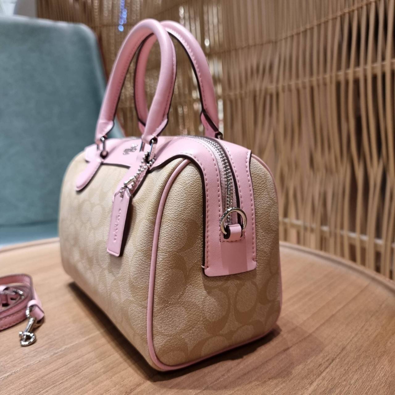 COACH F32203 MINI BENNETT SATCHEL IN SIGNATURE CANVAS กลับมาอีกครั้ง!! กับกระเป๋าทรงหมอนยอดฮิต 🥳 มีกี่สีก็ขายหมด วัสดุหนังแคนวาสเคลือบลาย ทรงสวยใช้งานได้ทุกโอกาส ภายในโล่งกว้างใส่ของได้เยอะ มีหูจับในตัว และสายสะพาย crossbody ปรับได้ตามตัว ใบนี้ไม่