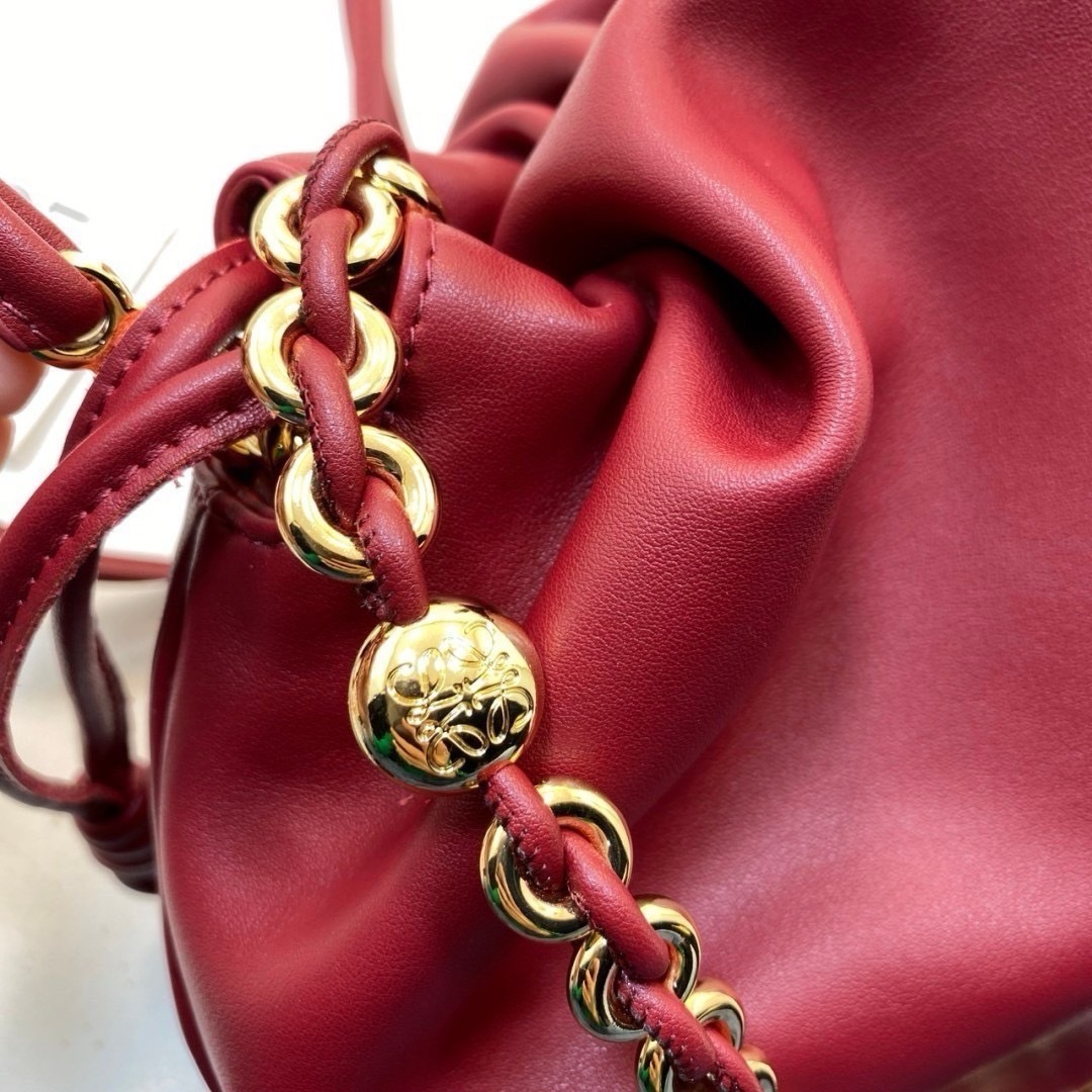 Loewe Medium Flamenco purse in mellow nappa ใหม่ล่าสุด กับแบรนด์หรู กระเป๋าสะพายงานหนังเต็ม หนังแท้สวยมาก ให้สัมผัสนุ่มสบายผิว มาพร้อมสายสะพายร้อยห่วงสีทองหรูหรา ตัดกับสีกระเป๋าสวยงามได้อย่างลงตัว