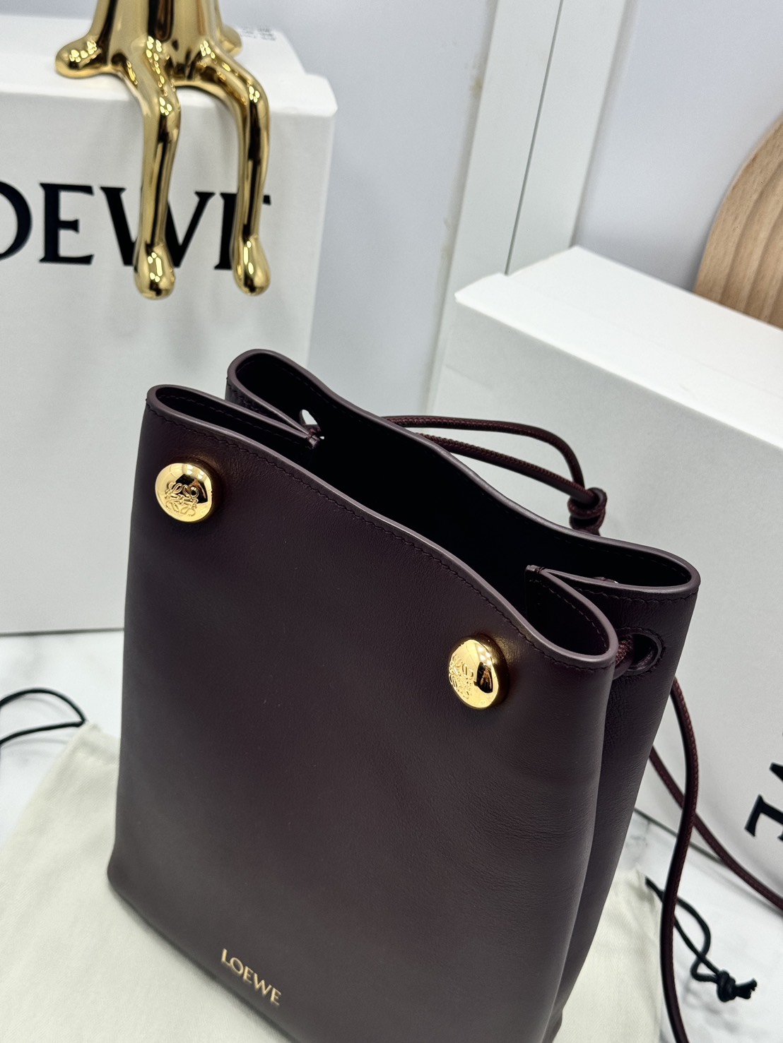 ORI หนังแท้ | LOEWE pebble pouch in smooth กระเป๋าทรงโท้ทดีไซน์คลาสสิค เรียบง่ายแต่ดูแพง มีระดับสุดๆ แต่งหมุดปั้มโลโก้แบรนด์สีทองสวยโดดเด่น เหมาะเป็นไอเท็ม everyday bag จริงๆ