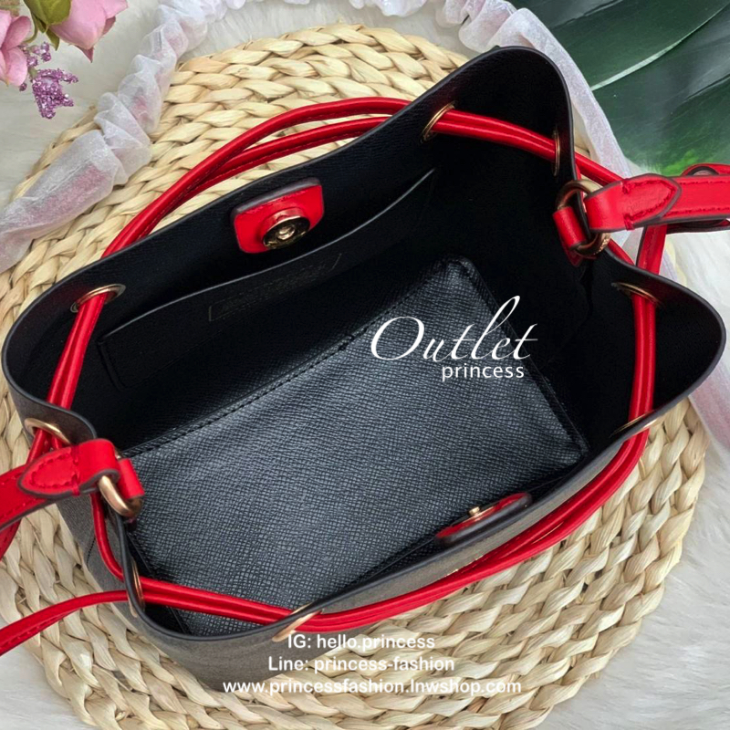 COACH LENA SIGNATURE CROSSBODY BAG กระเป๋าสะพายแบบ crossbody วัสดุหนังแกะแท้ หนังนิ่มมือ น้ำหนักเบา ทรงจีบ ลาย C มีกระดุมแม่เหล็กปิดปากกระเป๋า ภายในโล่ง ใส่ของได้จุเลยค่ะ มีช่องเล็กใส่ของจุกจิก สายสะพายเลื่อนปรับระดับได้ รุ่นนี้ใบขนาดกำลังดี น่ารักน่าใช้ม