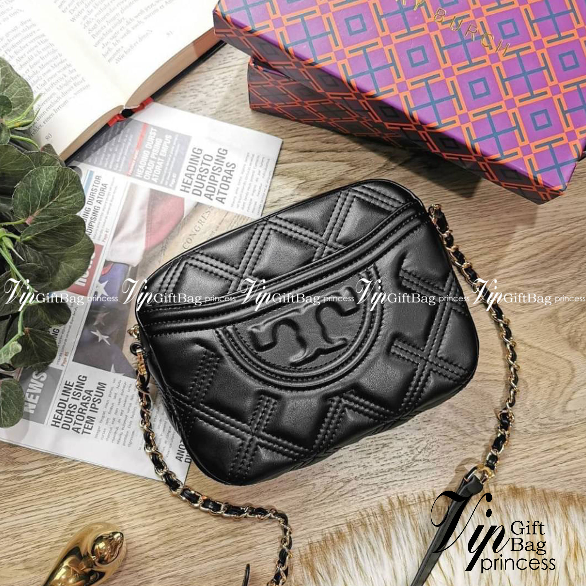 Tory Burch Factory Outlet Quilted Leather Shoulder Bag กระเป๋าสะพาย Tory Burch วัสดุหนังแกะสังเคราะห์ขึ้นลายแบรนด์สวยหรูอยู่ทรงดีไซน์ยอดนิยมสุดคลาสสิคน่าใช้ค่ะ เปิดปิดด้วยซิปแบรนด์ ภายในมีโลโก้และมีช่องซิปเล็กใส่ของ ใส่กระเป๋าสตางค์ มือถือ ของใช้ได้เยอะ น