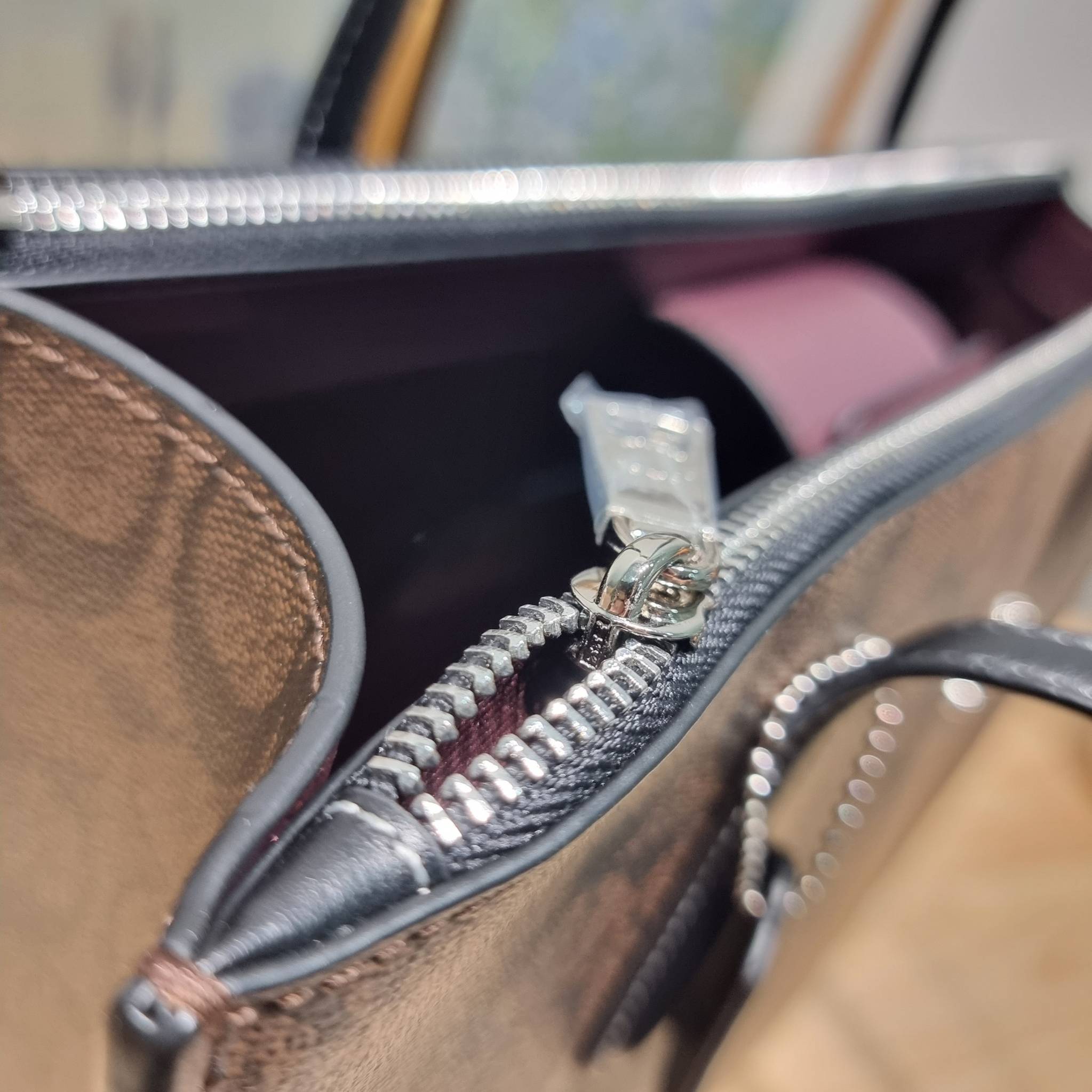 COACH NINA TOTE IN SIGNATURE CANVAS CL399 พร้อมส่ง 2 สี กระเป๋าโท้ทสะพายไหล่ ใบใหญ่ คอลเลคชั่นใหม่ ตอบโจทย์คนที่ชอบใส่ของเยอะๆได้อย่างดี ดีไซน์รูปทรงคลาสสิค เรียบหรู