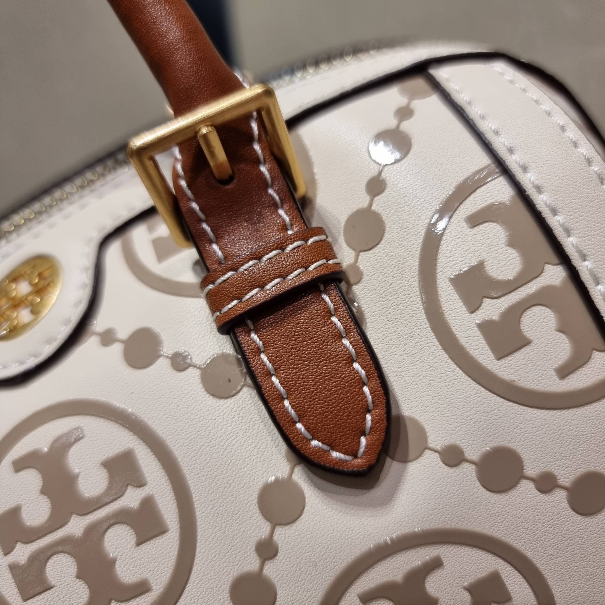 TORY BURCH T MONOGRAM MINI EMBOSSED WINE BUCKET BAG คอลเลคชั่นใหม่ กับกระเป๋าสะพายทรงยอดนิยม ในไซส์มินิ ดีไซน์ใหม่ล่าสุด สวยลูกคุณหนู หรูหรา!! ด้วยดีเทลผิวลายนูนลวดลายเอกลักษณ์ วัสดุหนังแท้ มีหูจับในตัว สีโทนอุ่นขับผิว สะดวกใช้ไปอีก และมีสายสะพายข้าง ปรับ