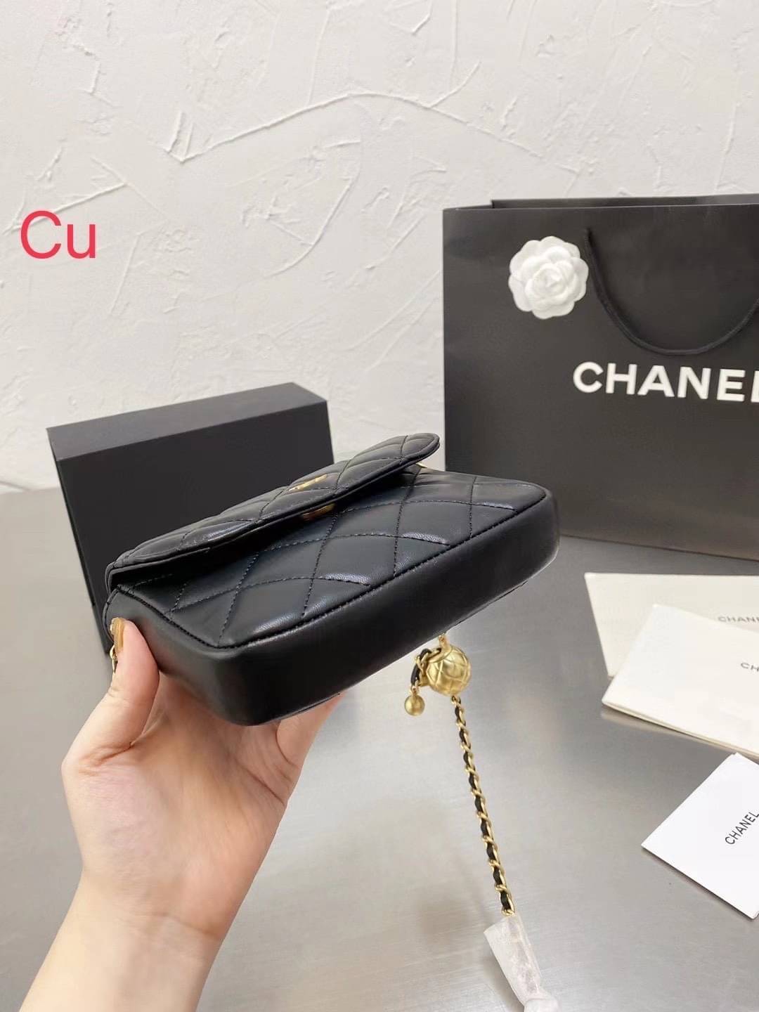 Chanel Pearl Crush with Chain / Chanel Mini crossbody bag กระเป๋าสะพายข้างหรือสะพายเป็นครอสบอดี้ รอบนี้เข้า 5 สีเลย ได้ใบนี้ไปถือออกงาน ก็สวยหรูดูแพงสุดๆค่า!!