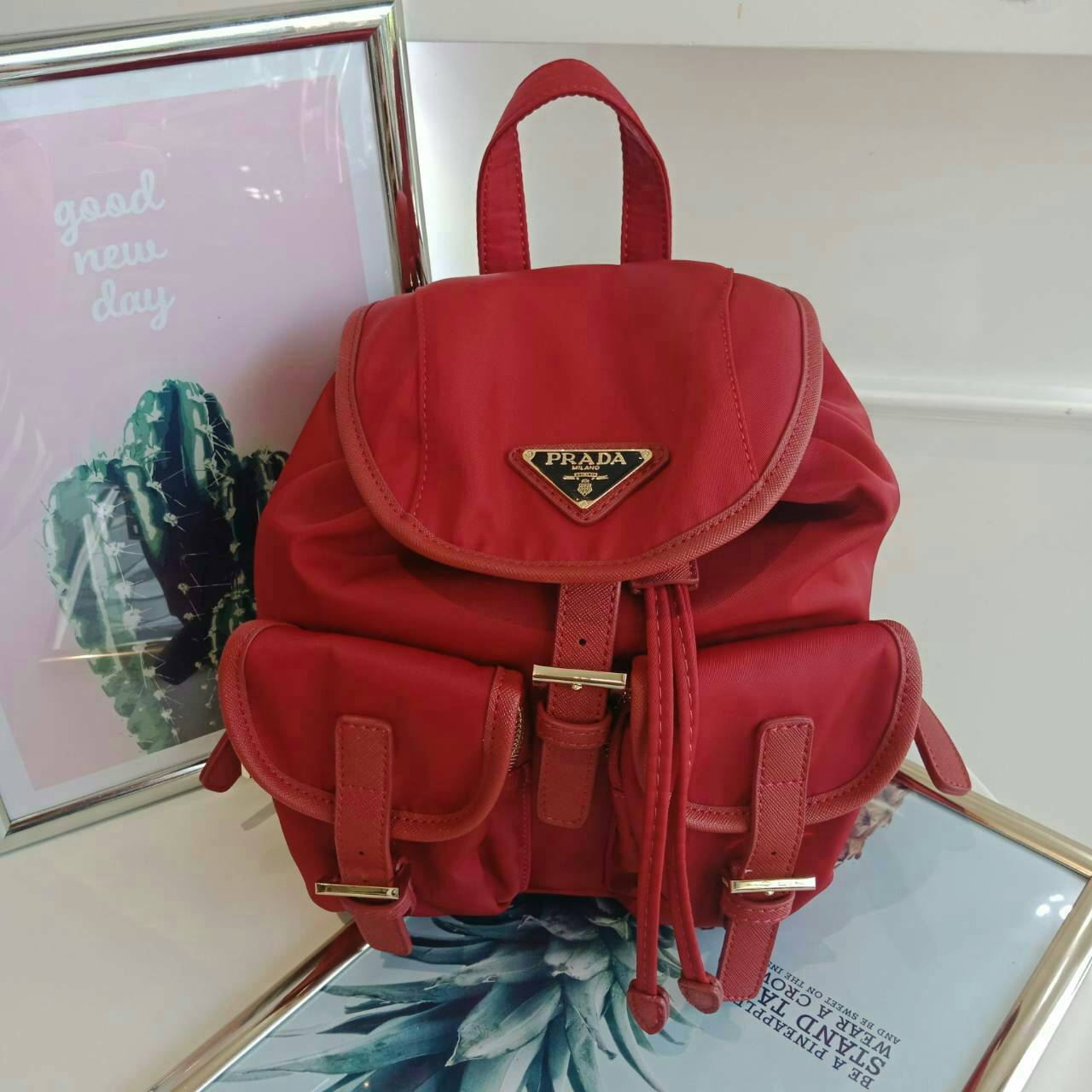 PRADA MINI BACKPACK with chain จากพรีเมี่ยมกิ้ฟจากเคาน์เตอร์แบรนด์วัสดุ Nylon เนื้อหนาคุณภาพดีตามแบบฉบับของแบรนด์ ขนาดมินิน่ารักเว่อร์ เปิดปิดด้วยฝากระดุม น้ำหนักเบา ภายในมี1ช่องซิป ซับใน Polyester 100% มาพร้อมหูหิ้วและสายสะพายเลื่อนปรับได้ ตัวจริงสวยมากๆ
