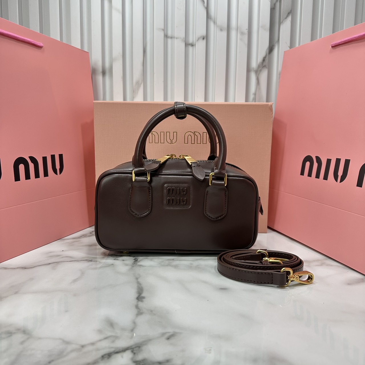 ORI หนังแท้ | MIU MIU Arcadie leather mini-bag Mini 20cm กระเป๋าสะพายทรงโฮโบลุคลูกคุณหรูหรา ไซส์มินิน่ารักๆเก๋ๆ สวยดูแพง หูจับในตัวง่ายและสะดวกพกพา