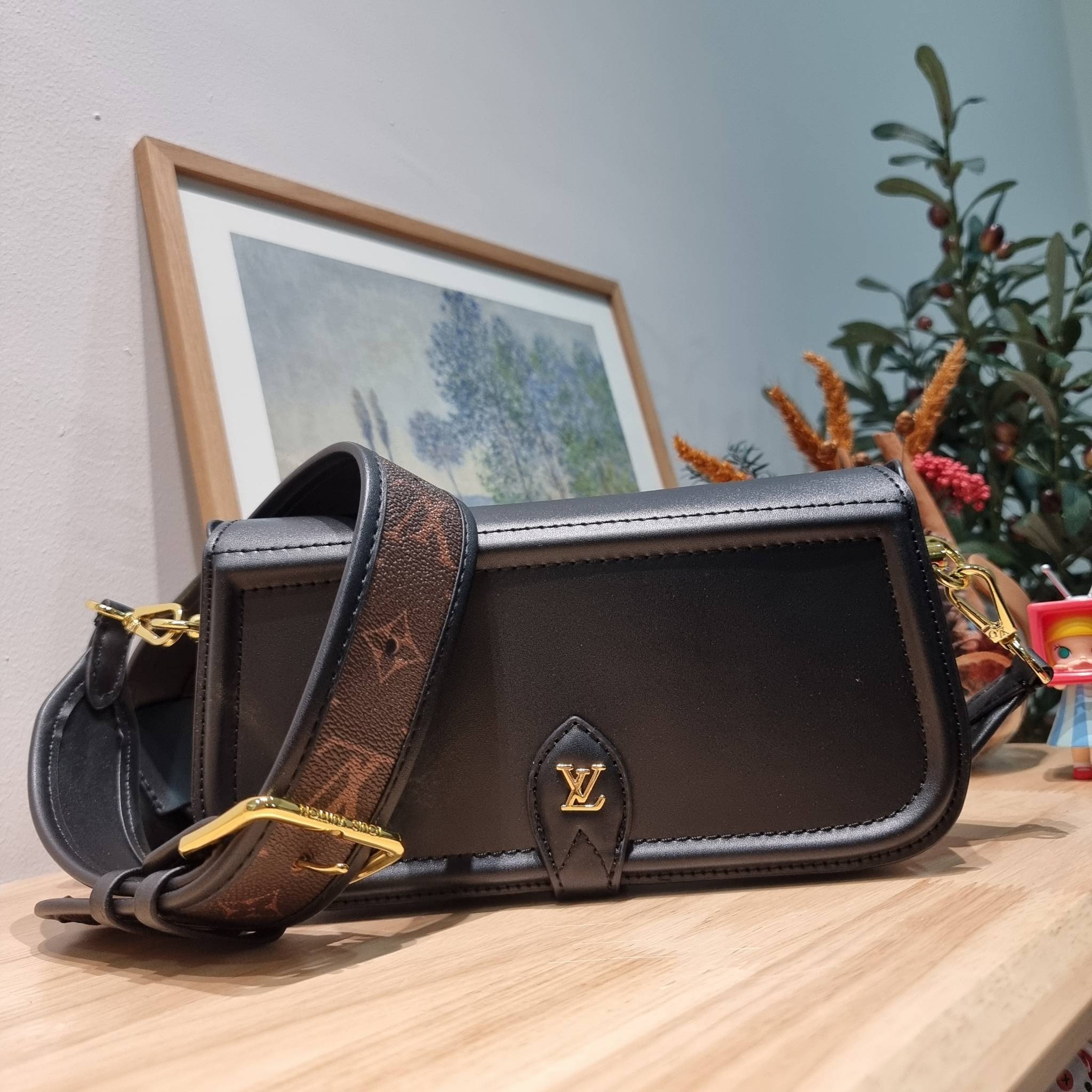 LV officier crossbody bag / LV Officier Pouch With Strap กระเป๋าสะพายเรียบหรู ดีไซน์เรียบง่าย ใช้งานสะดวก พร้อมใบลูกน่ารัก และสายสะพายเส้นใหญ่ ทนทาน แน่นหนา วัสดุหนังเรียบสวย