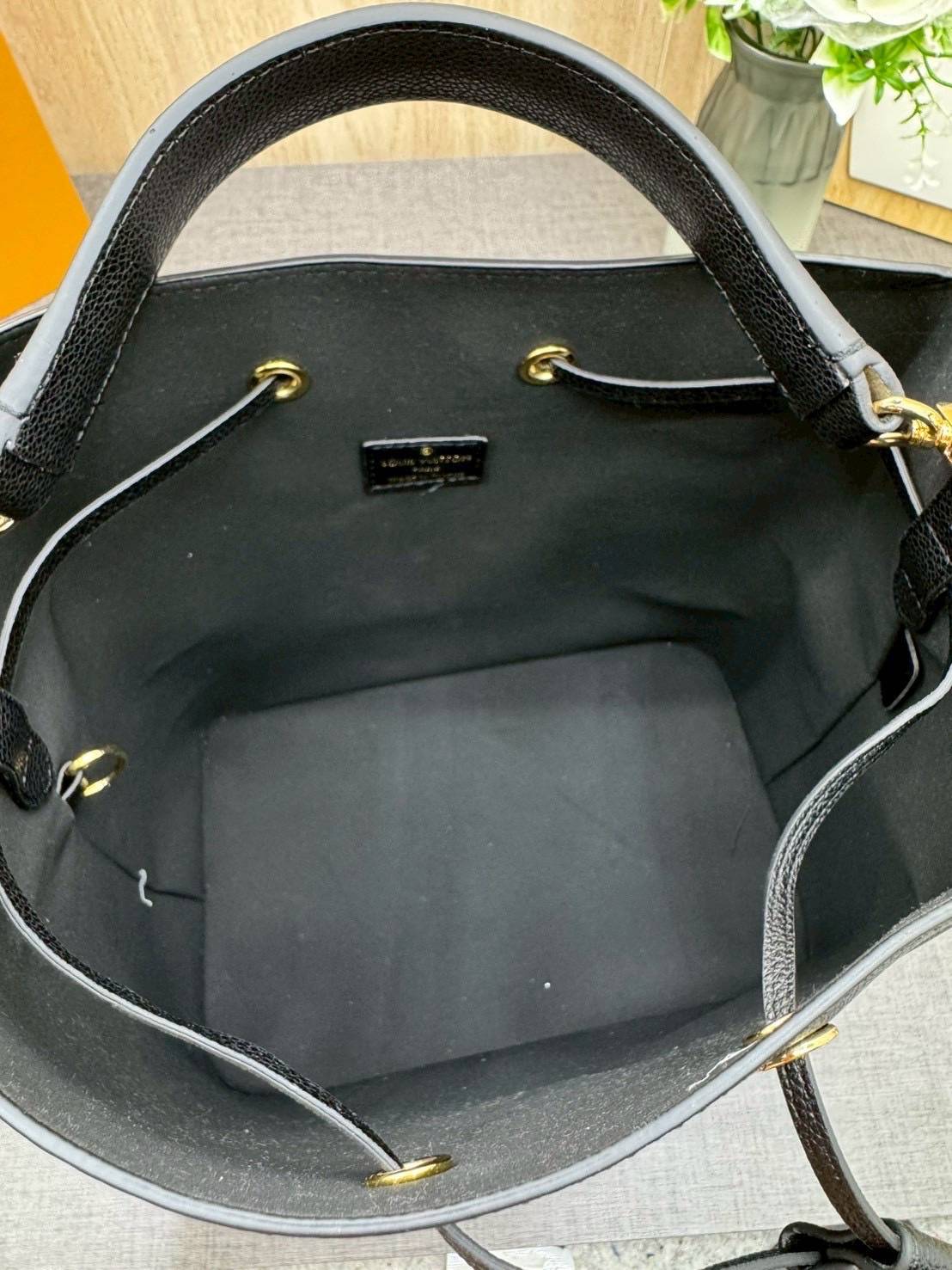 ORI หนังแท้ | LV NeoNoe MM Bucket bag Monogram Flower กระเป๋าสะพายทรงบัคเก็ต ลาย Monogram Flower โดดเด่นเพิ่มสไตล์ มีเสน่ห์ชวนหลงใหล