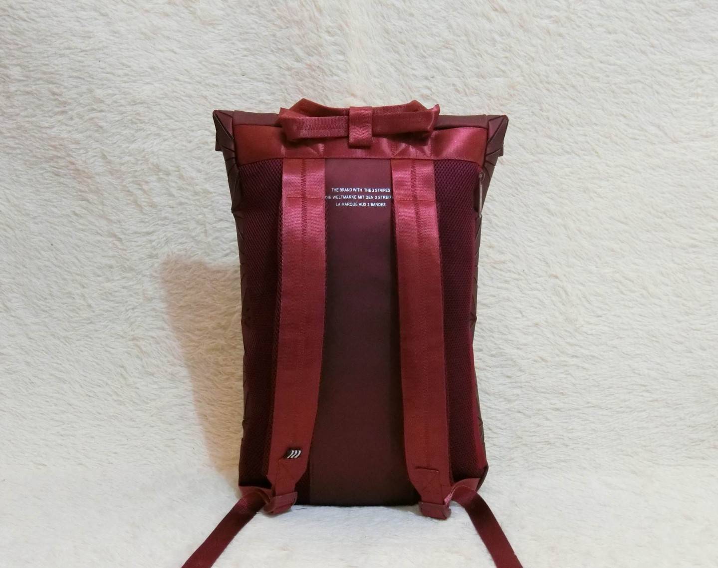 Adisas Originals BP Roll Top 3D Mesh 2017 Backpack Bag DH0100 กระเป๋าเป้สะพายหลัง ดีไซน์แบบ 3 มิติ วัสดุ polyurethane สีดำด้าน โดยใช้ลูกเล่นของเหลี่ยม และมุมเชื่อมเข้าหากัน การออกแบบกระเป๋าเป็นเหมือนถุงทรงสูง ส่วนปากกระเป๋า เปิดปิดแบบตีนตุ๊กแก ม้วนพับ และ