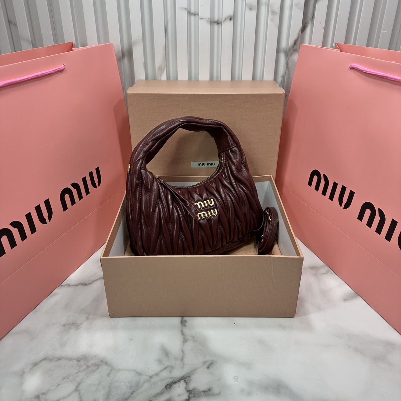 ORI หนังแท้ | MIU MIU Wander matelassé nappa leather hobo bag Small 22cm กระเป๋าสะพายทรงโฮโบ คิ้วท์สุดปัง ลุคลูกคุณหรูหราด้วยดีไซน์จับจีบนูนลวดลายเป็นเอกลักษณ์ หูจับในตัว ถือแบบเลิศๆ หรือจะใส่สายสะพายข้างก็ได้อีกลุค