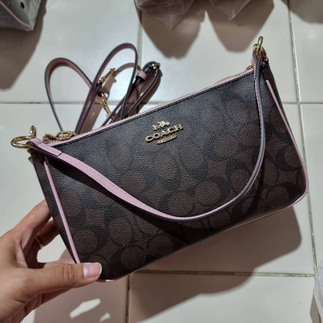 COACH 36674 TOP HANDLE POUCH IN SIGNATURE JACQUARD กระเป๋าทรงพอช ยอดฮิต ยกขึ้นแท่น ด้วยดีไซน์ที่ออกมาให้ใช้งานได้ง่าย ขนาดกำลังเหมาะ วัสดุหนังแคนวาสทนทาน ดีไปหมดขนาดนี้!! คุณลูกค้าถึงสั่งกันรัวๆจริงๆ ภายในโล่งกว้าง ใส่โทรศัพท์ได้ทุกรุ่น มาพร้อมสายคล้องแขน