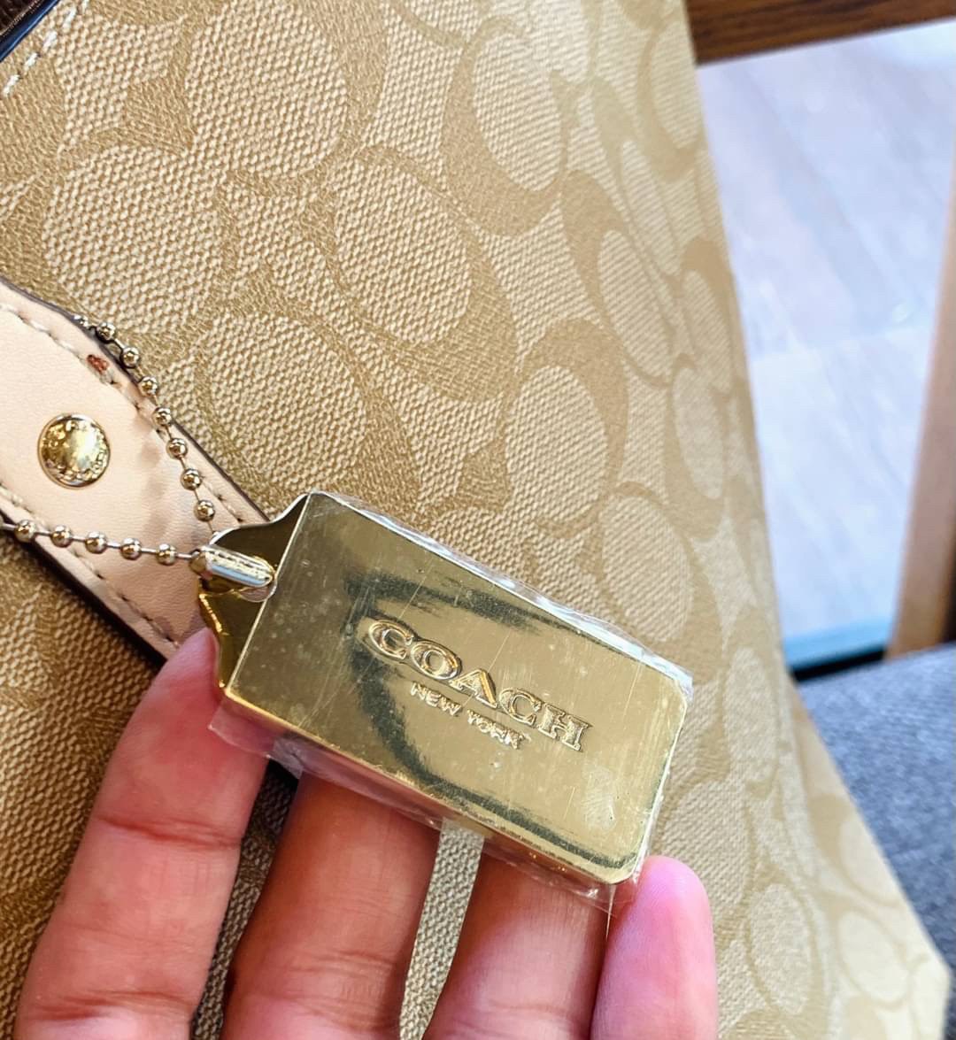 COACH TOWN TOTE SIGNATURE BAG((76636)) พร้อมส่งอีกครั้ง! กระเป๋าใบใหญ่หนังแท้ สวยงามค่ะ ป้ายอะไหล่แบรนด์แบบโลหะสีทองสวยหรูมากๆ เปิดปิดกระเป๋าแบบกระดุมแม่เหล็ก ใช้งานง่าย ภายในกว้างมากๆค่ะบอกเลย สาวๆที่สัมภาระเยอะหายห่วงค่ะ พร้อมช่องกระเป๋าซิปให้ใส่มือถือห