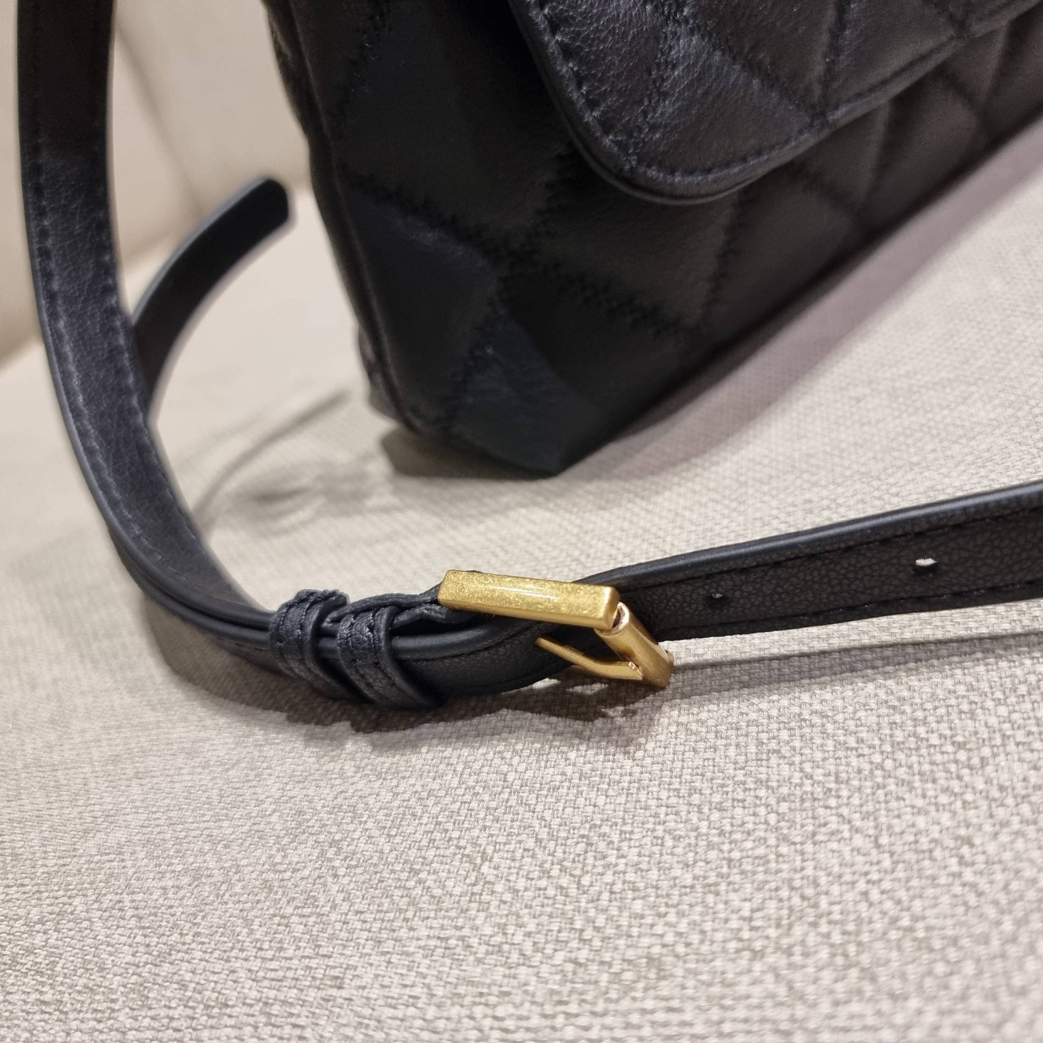 TORY BURCH WILLA MINI SHOULDER BAG ใหม่ล่าสุด พร้อมเสิร์ฟไม่ต้องรอพรีฯ กระเป๋าสะพายดีไซน์เลิศ ทรงสวย กะทัดรัด สะพายคล่องตัว ดีไซน์บุนวม เส้นคมสวยหรู