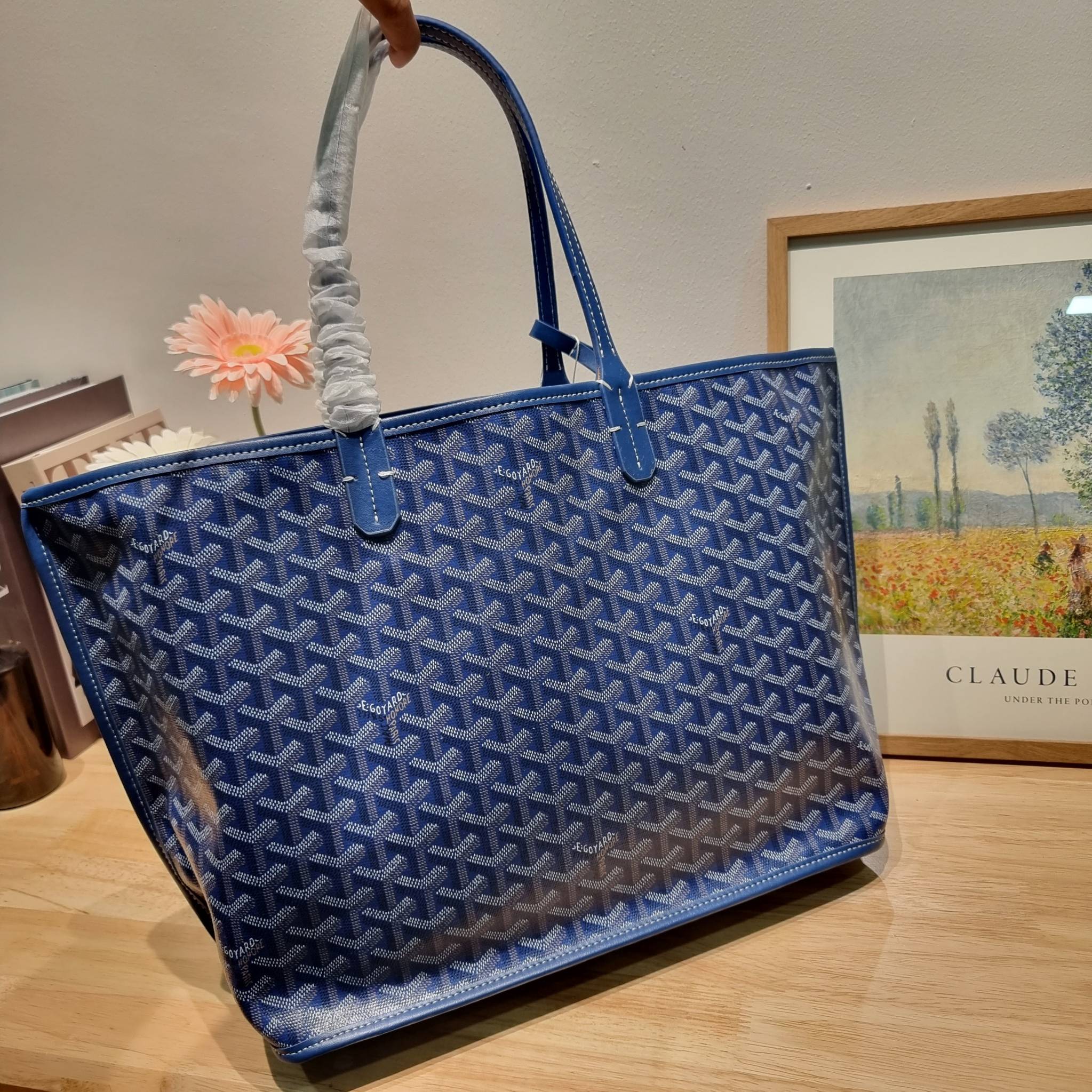 OYARD ANJOU REVERSIBLE TOTE ฮอตไอเท็ม กับกระเป๋าสะพายทรงโท้ท ใบใหญ่จุใจ!! มาครบสีขายดี เลิศทุกสี รูปทรงคลาสสิค ดีไซน์เป็นเอกลักษณ์ ใช้งานได้หลากหลาย สามารถกลับด้านใช้ได้แบบไม่มีเบื่อ วัสดุหนังแคนวาสพิมพ์ลายสวยคม