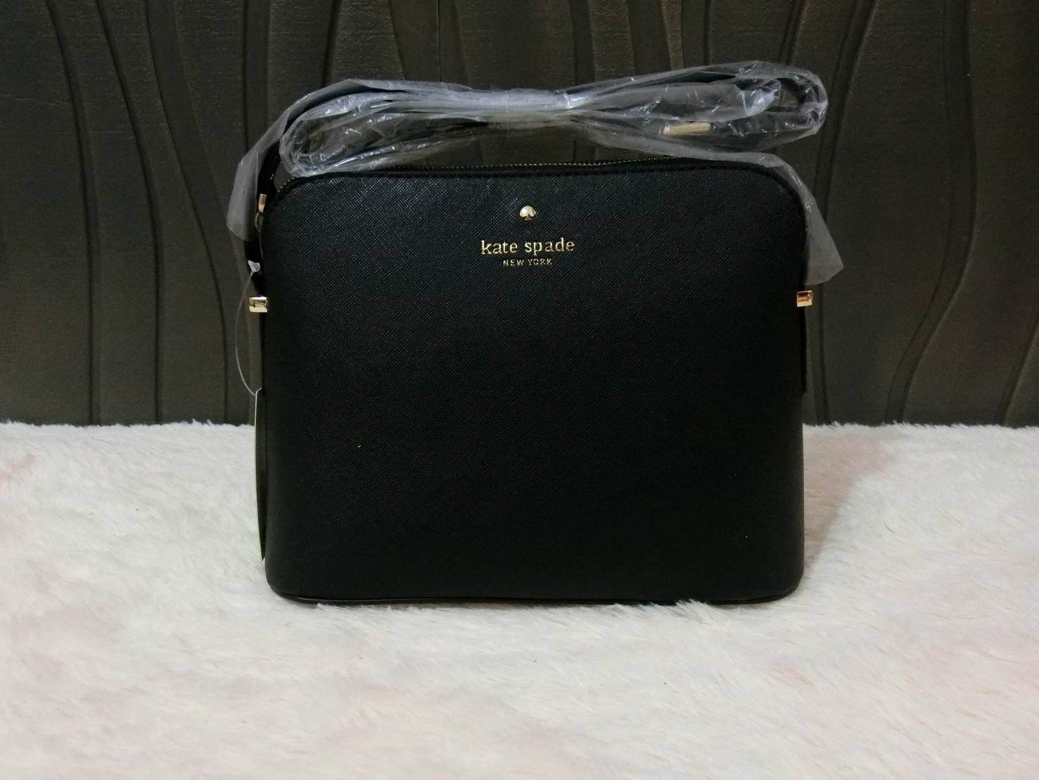 KATE SPADE CEDAR STREET MANDY แบรนด์ดังจากอเมริกาสุดฮิต กระเป๋าขนาดน่ารัก สะพายข้าง หนัง saffiano ภายในลายสวยเก๋สีทองเรียบหรู ทรงแข็งอยู่ทรง MUST HAVE!!