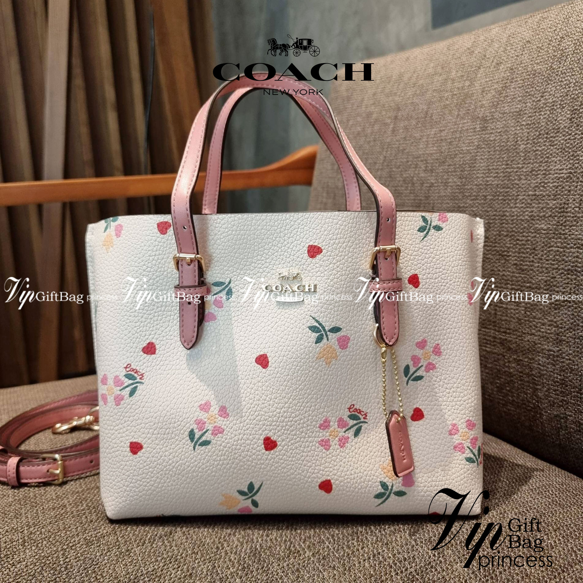 COACH C4084 MOLLIE TOTE 25 WITH HEART FLORAL ดีไซน์ใหม่ล่าสุด กระเป๋าโท้ทไซส์เล็กที่สาวๆต่างก็ต้องปักใจรัก รอบนี้น้องถูกเติมแต่งลวดลายดอกไม้ เพิ่มดีเทลความน่าใช้ไปอีก วัสดุหนัง pepble เรียบหรูดูดีม้าก!! ภายในโล่งกว้าง มีช่องซิปกลางใส่ของได้ ขนาดกำลังดีแบบ
