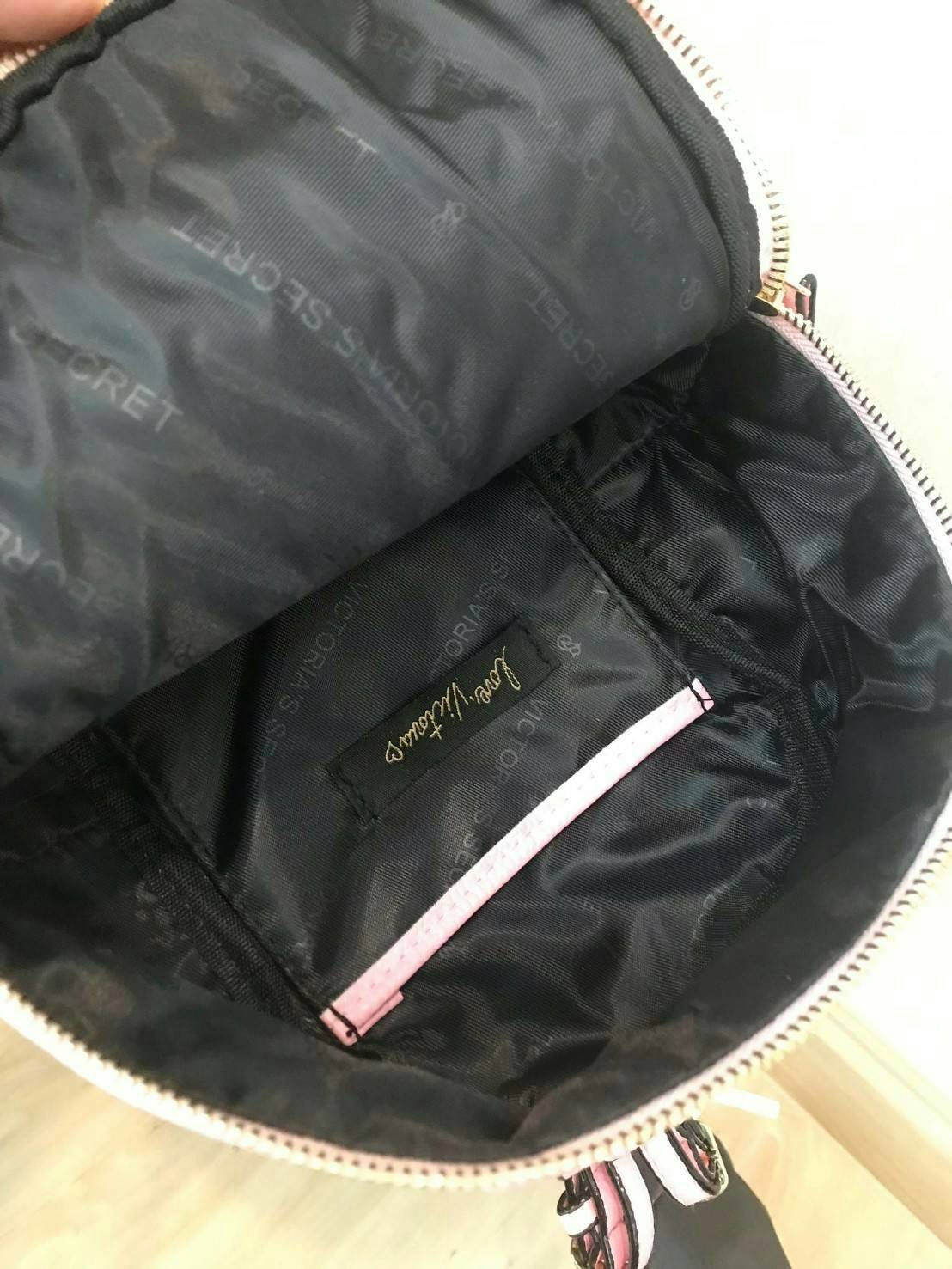 Victoria’s Secret Pebbled V-Quilt Small City Backpack กระเป๋าเป้สไตล์คลาสสิค วัสดุลายหนังแกะเทียม หนังนิ่ม เปิดปิดด้วยซิปคู่ ภายในบุผ้าสกรีนโลโก้ ใส่มินิไอแพค กระเป๋าสตางค์ยาวได้ สายสะพายโซ่ต่อหนังปรับระดับได้ ด้านหน้ามีช่องซิปร้อยหนังเส้นยาวดูมีดีเทล สะพ