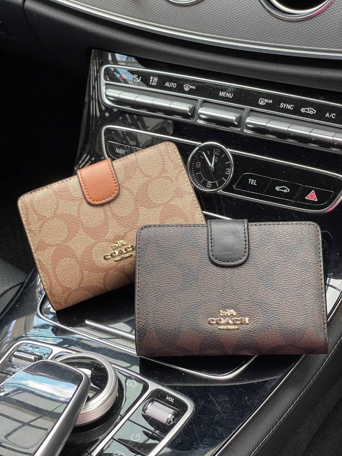 COACH MEDIUM CORNER ZIP WALLET กระเป๋าสตางค์ขนาดกลางที่ถือว่าเป็นไอเทม Must Have ของทุกเพศทุกวัยที่ต้องพกติดตัวไว้ตลอดเวลา เพราะนอกจากจะช่วยจัดเก็บเงิน บัตรประชาชน บัตรเครดิตและต่าง ๆ ให้เป็นระเบียบเรียบร้อยยังต้องคำนึงถึงประโยชน์ใช้สอยร่วมด้วย กระเป๋าสตา