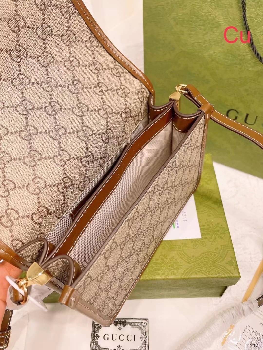 Gucci Mini shoulder bag with Interlocking G กระเป๋าสะพาย อีกหนึ่งในสัญลักษณ์ที่สำคัญของแบรนด์ วัสดุแคนวาสโมโนแกรมสวยงาม ภาพถ่ายจากงานขายจริง ใช้งานต่างประเทศได้