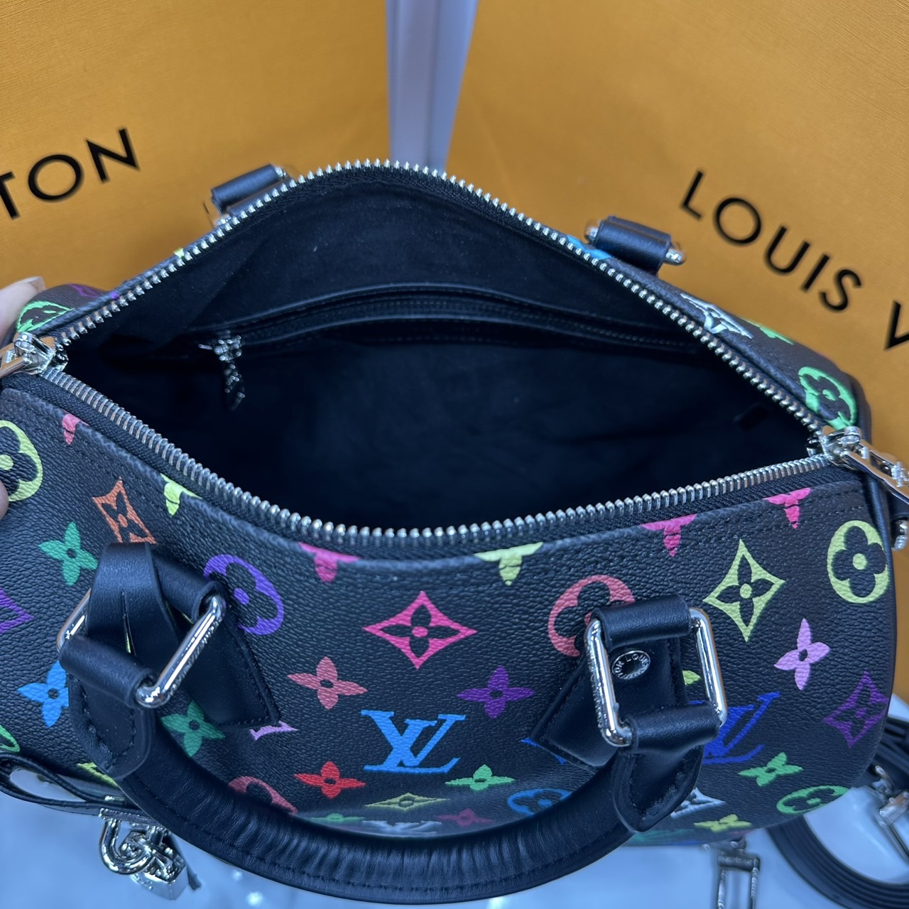 LV x TM Speedy Bandoulière 25 bag กระเป๋าทรงหมอน รุ่นใหม่ท็อปฮิต สวยหรูโดดเด่น มีชีวิตชีวาในคอลเล็คชั่น LV x Murakami ด้วยลายโมโนแกรมสุดไอคอนิกเปี่ยมสีสันที่รังสรรค์ขึ้นใหม่