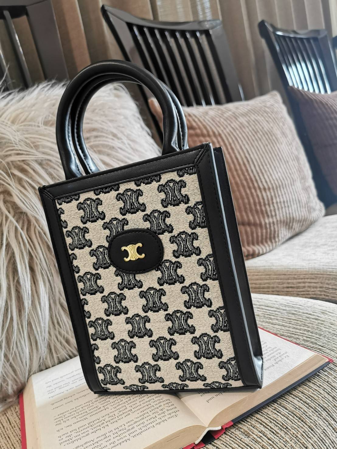 CELINE MINI CANVAS HAND CARRY AND CROSSBODY BAG VIP GIFT WITH PURCHASE (GWP) พรีเมี่ยมกิ๊ฟ Limited จาก CELINE HAUTE PARFUME DUTYFREE COUNTER วัสดุ CANVAS ทรงเหลี่ยมดีไซน์ Casual สวยคลาสสิค