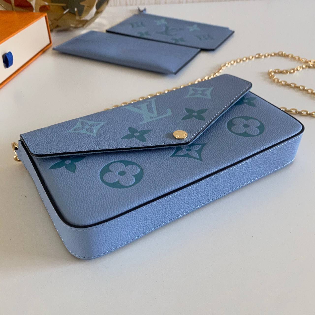 พรีเมี่ยมกิ๊ฟแท้ 100% 】หนังแท้ Louis Vuitton crossbody bag 3in1 กระเป๋าสะพายทรงน่ารัก มีใบเล็กมาให้อีกสองใบ ใส่การ์ด ใบเหรียญ ใส่แบงค์ได้เยอะ ใส่iPhone pro max ได้สบาย