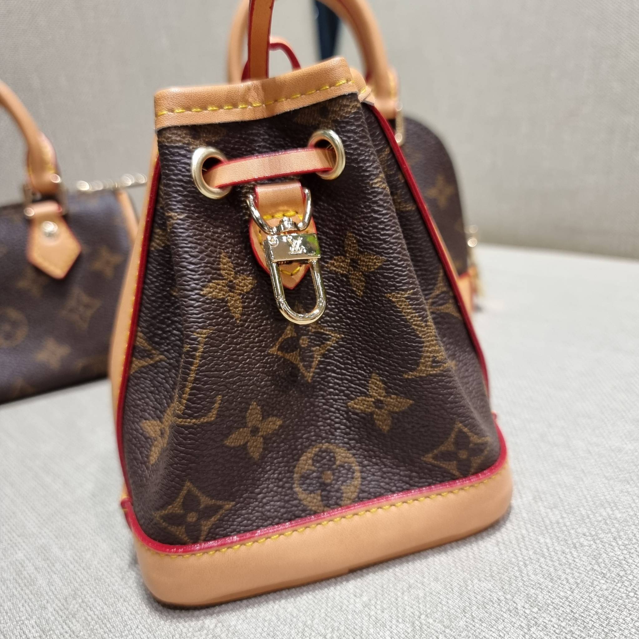 LV TRIO MINI ICONES ใหม่ล่าสุด น่ารักน่าใช้ ที่รวบรวมรุ่นสุดยอดที่เป็นดั่งไอคอนนิค ให้ทุกคนได้สะสมครบคอลเลคชั่น ในไซส์มินิ วัสดุหนังแคนวาสทุกใบ มีสายสะพายข้างให้ เกี่ยวทุกใบรวมสะพายทีเดียว หรือแยกใช้วันแบบ วันละสไตล์ สลับได้ไม่มีเบื่อ มาพร้อม box set ครบ 