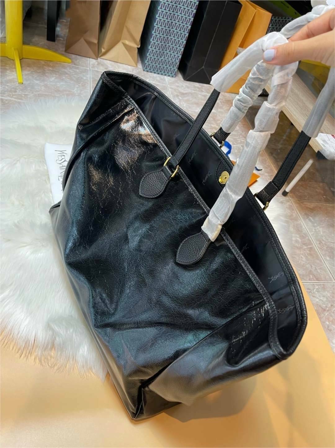YSL Vavin Tote in Black Classic Leather / YSL SHOPPING E/W IN SUPPLE LEATHER รุ่นหนังเงา กระเป๋าทรงโท้ทใบใหญ่ หน้าโลโก้ใหญ่โดดเด่น ช่องกว้างใช้งานง่าย ภายในโล่งกว้างมาก ใส่ของได้สบาย หิ้วไปเที่ยวต่างจังหวัด สะพายไปต่างประเทศตามใจ!! เลิศตรงที่ดีไซน์ใบนี้เป