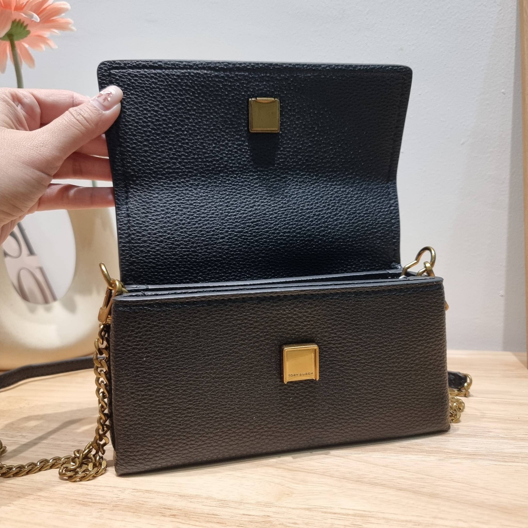 TORY BURCH LIMITED-EDITION MINI BAG รุ่นลิมิเต็ด ที่ sold out ไปแล้วหลายช็อป มีมาให้ช้อปที่นี่! กับกระเป๋าสะพายข้างทรงผู้ดี ไซส์มินิ ที่ผลิตมาในจำนวนจำกัด โดดเด่นด้วยอะไหล่ทองคลาสสิคหรูหรา และสายสะพายโซ่สลับหนัง ทำให้สะพายได้โดยไม่เจ็บไหล่