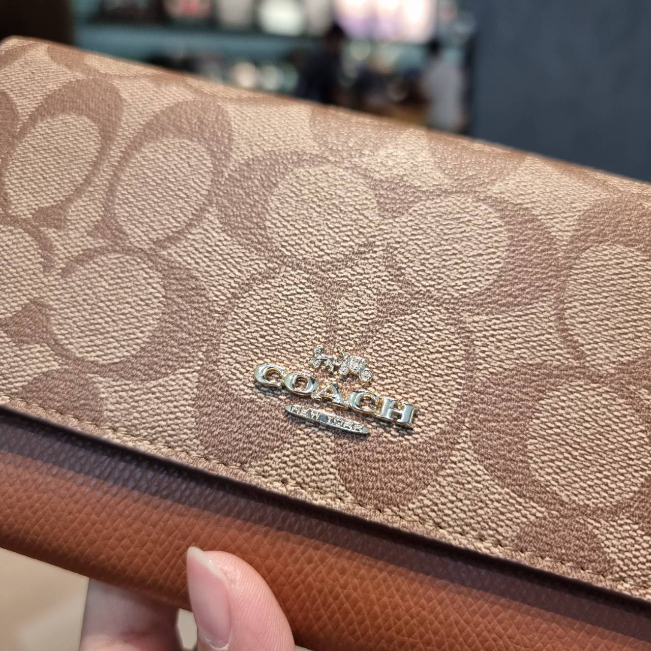 COACH F53763 TRIFOLD WALLET IN SIGNATURE กลับมาแล้วจ้า!! รุ่นขายดี!! 💓 ดีไซน์ใหม่ กระเป๋าสตางค์ใบยาว แถมที่ห้อยใส่บัตรแยกให้ (ถอดออกได้) น่ารักมากๆ ใช้งานง่าย เปิด-ปิดด้วยกระดุม ภายในใส่ธนบัตร ใส่บัตรได้เยอะ ใส่มือถือได้ไปอีก!! จุใจสุดๆ บอกเลยว่าใ