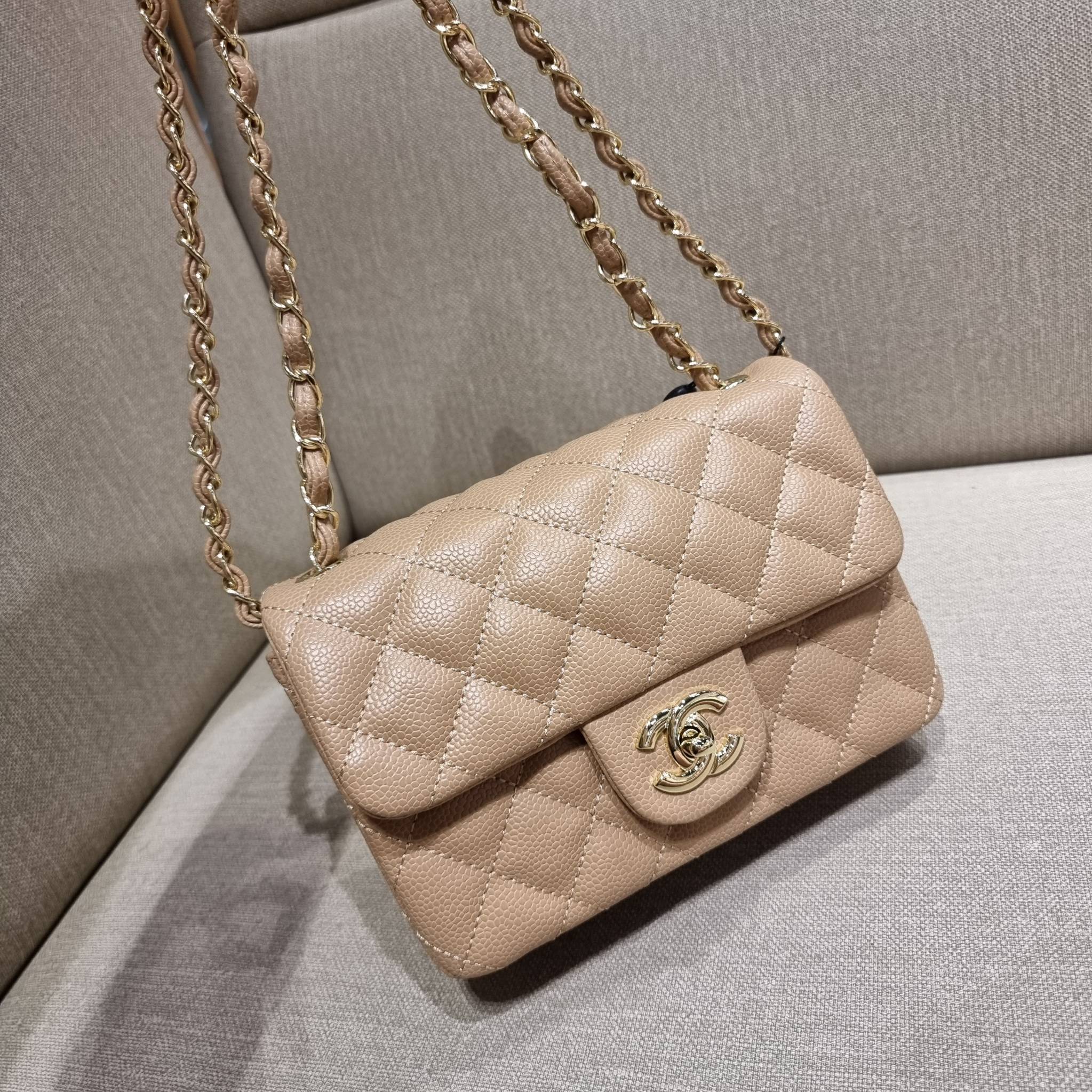 VIP 】3สี คัมแบคทูสต็อค!! จัดมาแน่นๆ พร้อมสีรับความเฮง!! พรีเมี่ยมจากแบรนด์ Chanel vip สุดพิเศษจากเคาน์เตอร์ กระเป๋าสะพาย หนังสังเคราะห์ลายคาร์เวีย หรูหราทั้งอะไหล่เงินและอะไหล่ทอง สะพายแล้วขับผิวมากๆใบนี้ เปิด-ปิดกระเป๋าด้วยตัวบิดล็อค ภายในกระเป๋าบุหนังสี