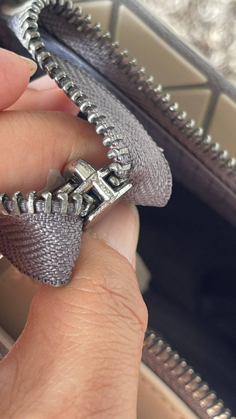 BAO BAO ISSEY MIYAKE Crystal Shoulder Bag งานดีไซน์ที่ดูเรียบง่ายทั้งรูปแบบการใช้งาน มีช่องเปิดปิดแบบซิปเพื่อให้คุณพกพาของมีค่าได้อย่างสบายใจป้องกันสิ่งของตกหล่น