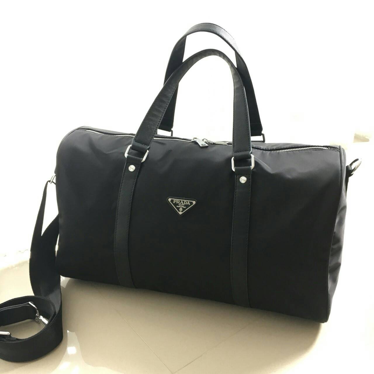 New arrival ! ของมันต้องมี♡ มาใหม่กับ กระเป๋าทรง Travel Bag ใส่ของได้เยอะมาก ไปต่างประเทศได้สบายคะ หมดห่วง ผู้หญิงทุกคนต้องมี ตัวกระเป๋าทำจากผ้า Nylon อย่างดี สามารถกันน้ำได้ ทรงสวยมากคะ มีความอยู่ทรงในระดับนึง ด้านหน้ามีโลโก้สวยงาม อะไหล่เงินทั้งใ