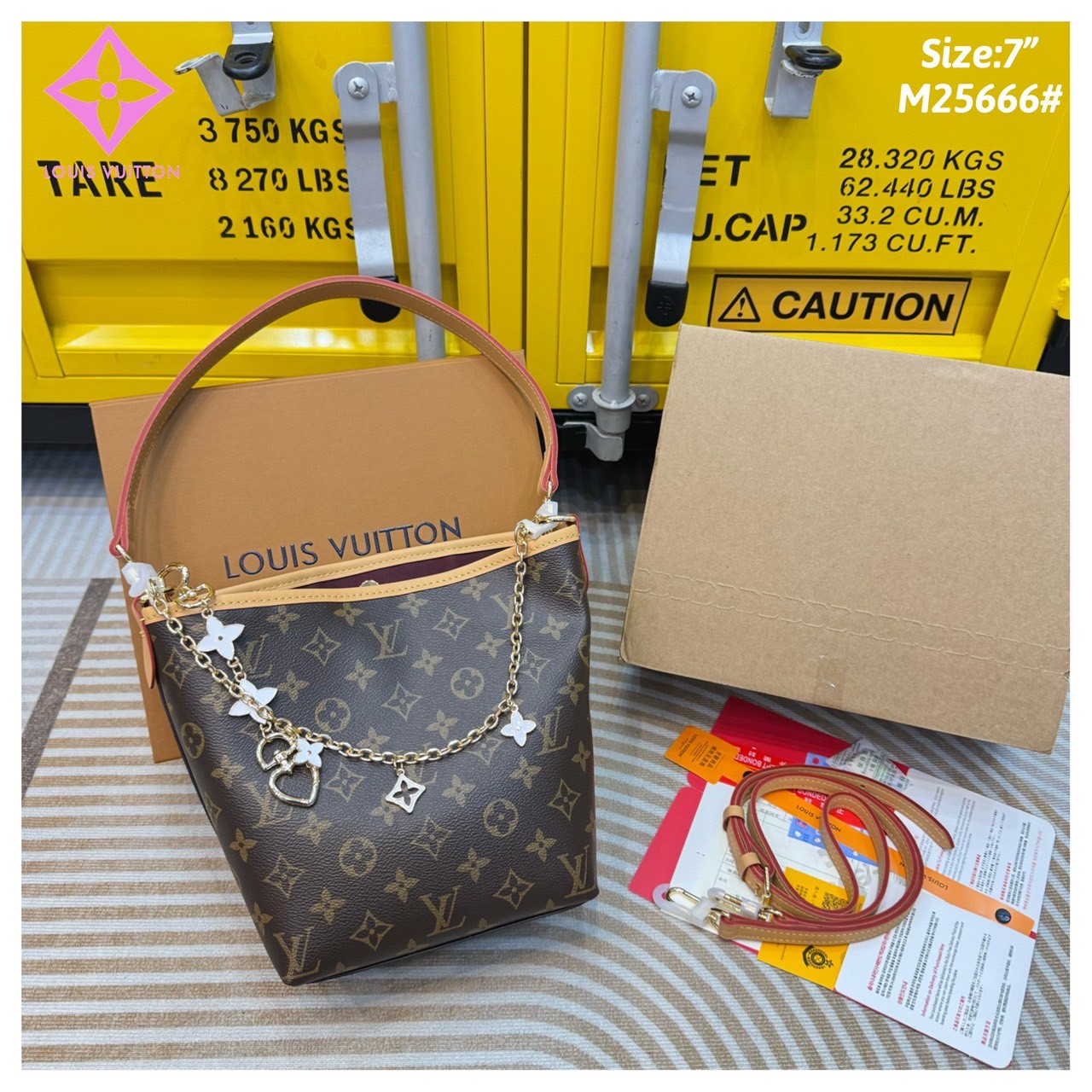 LV Bucket Shoulder Bag Monogram Canvas กระเป๋าสะพายทรงบัคเก็ต แต่งอะไหล่โซ่ทองพร้อมตัวห้อยสุดไอคอนิกยกระดับความหรูหรา คุ้มแบบไม่มีเบื่อ ดีไซน์คลาสสิคคงความเอกลักษณ์ ขนาดกำลังน่าใช้มากๆ