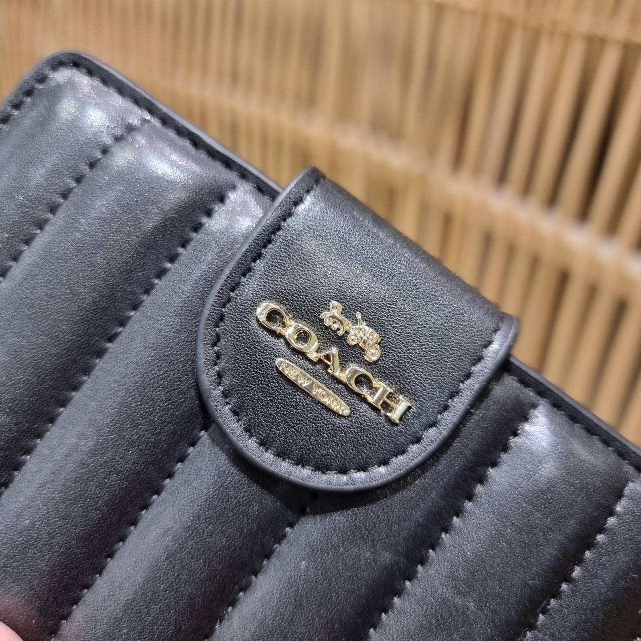 COACH C3454 MEDIUM CORNER ZIP WALLET ความหรูที่ซื้อได้!! กระเป๋าสตางค์ดีไซน์ใหม่ล่าสุด ออกแบบมาหรูดูดี ดีเทลลูกเล่นบุหนัง nappa นิ่มขึ้นเงาสวยมากๆ เปิด-ปิดใช้งานง่าย มีช่องซิปแยก มีช่องใส่บัตร ใส่ธนบัตรได้ทุกชนิด สะดวกใช้จริงๆใบนี้ สาวๆได้ไปใช้แล้วไม่อยาก